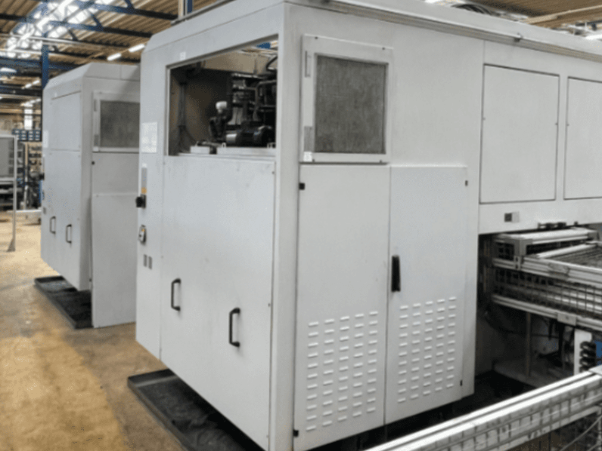 Tour vertical EMAG VSC 200 TWIN OP 40, vue latérale montrant le panneau de commande et le système de refroidissement.