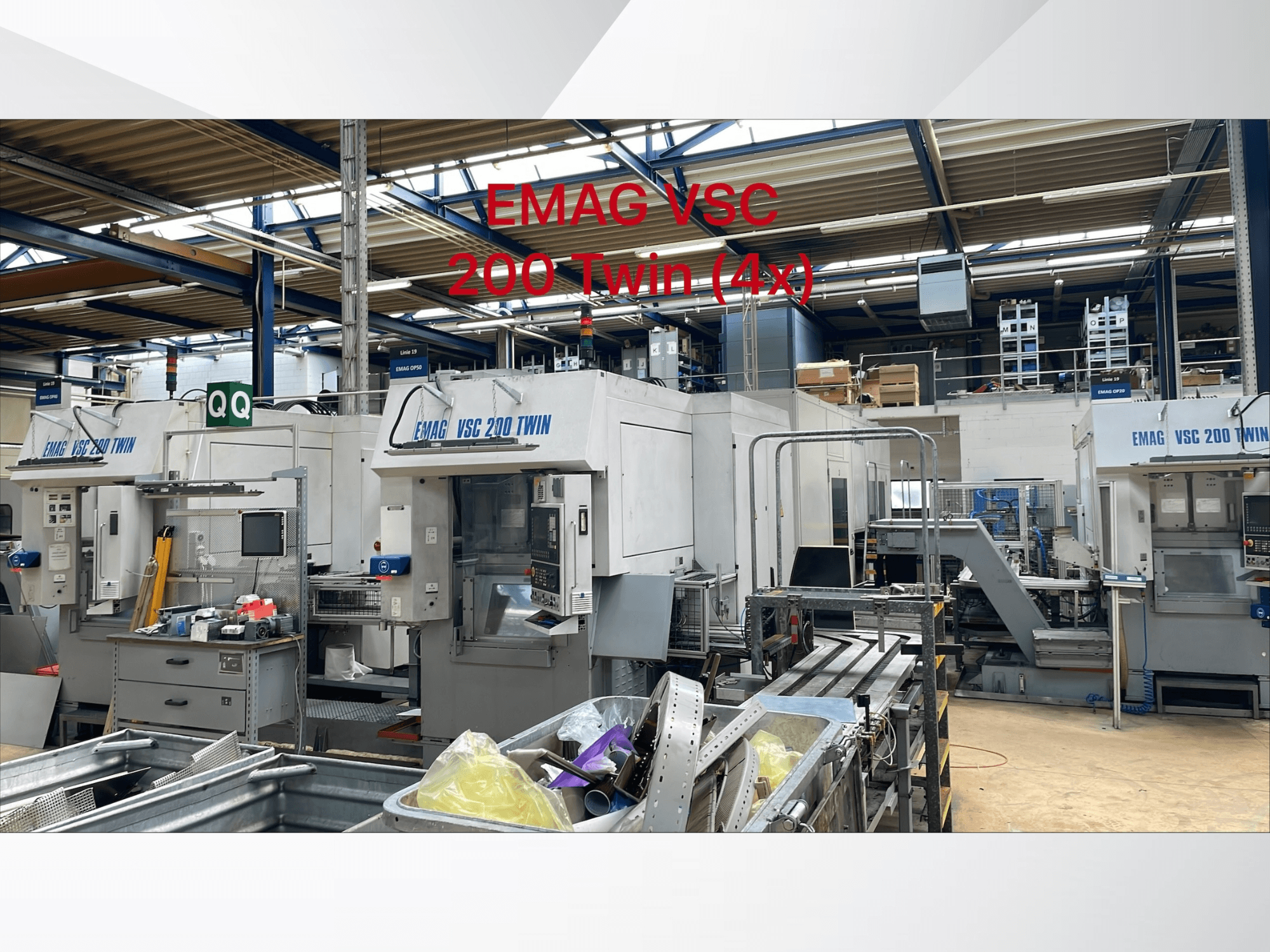 Tours verticaux EMAG VSC 200 TWIN OP 40 dans une usine, vue de face montrant plusieurs unités et équipements.