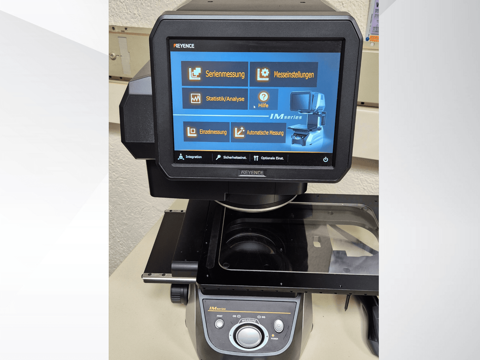 Vue avant de l'appareil de mesure de la série KEYENCE IM avec écran tactile présentant les options de mesure et les commandes.