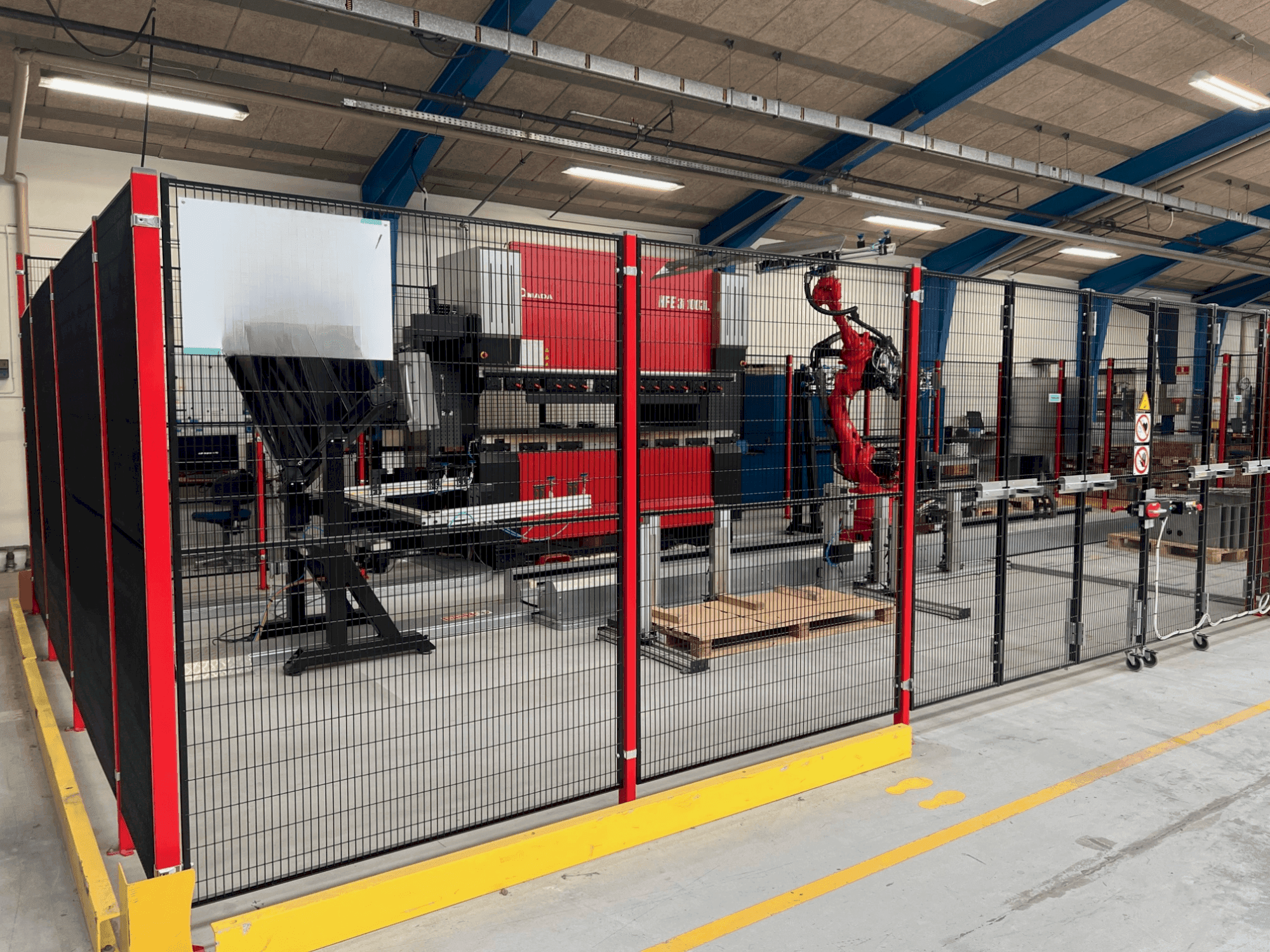 Vue de face de la machine AMADA HFE3i 1003 8 axes L