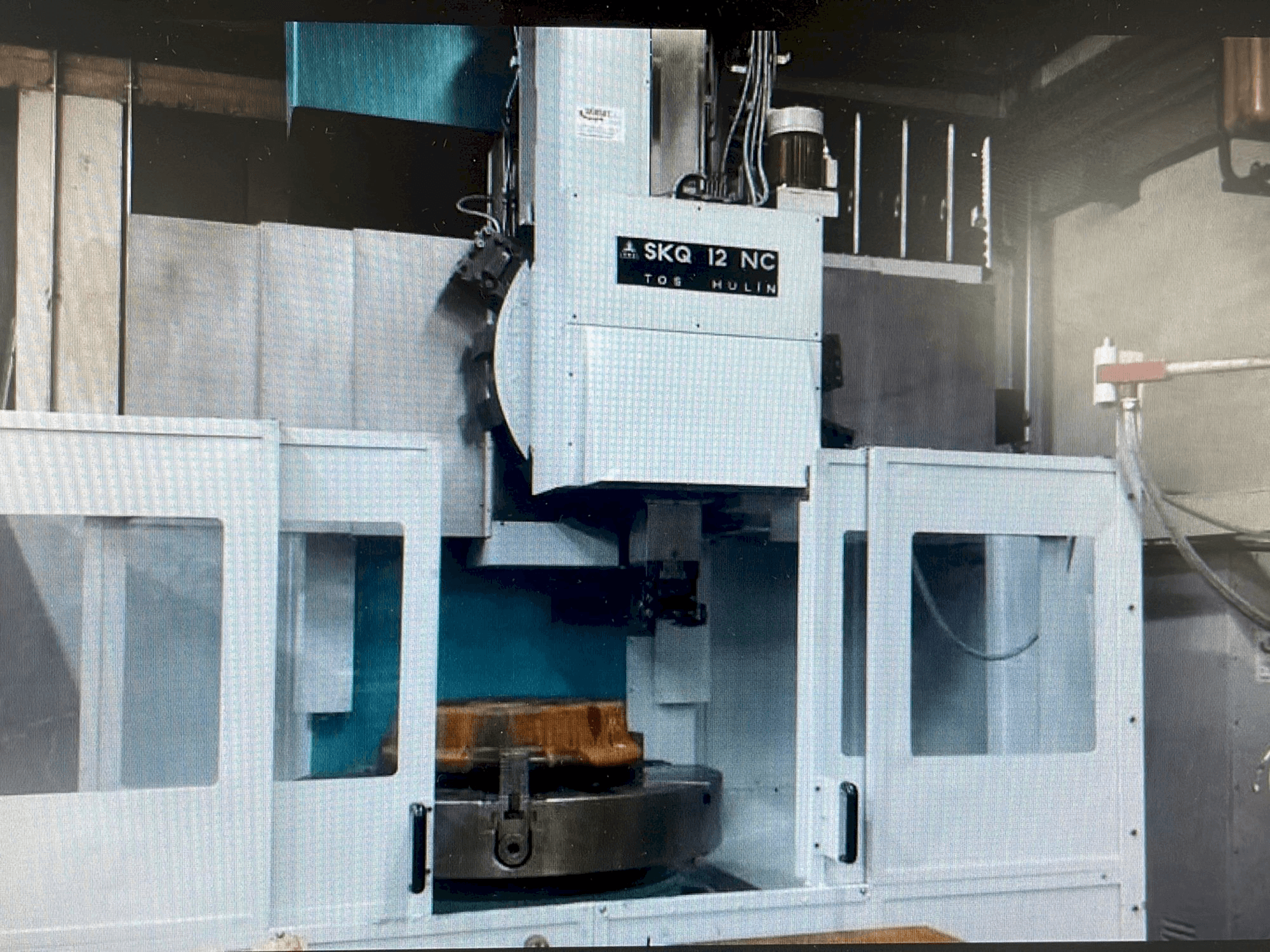 Vue de face de la machine TOS SKQ 12 NC