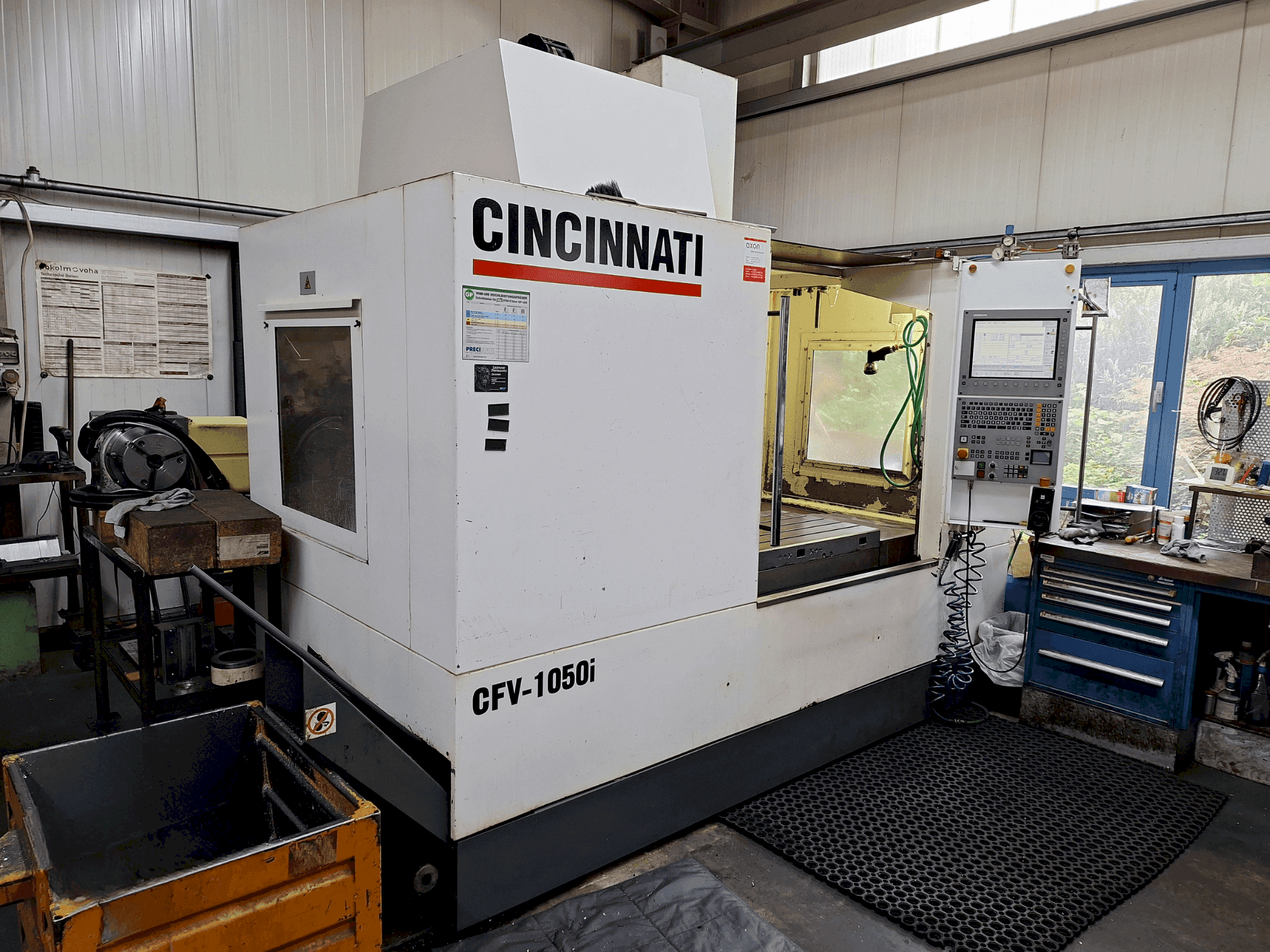 Vue de face de la machine Cincinnati CFV-1050i