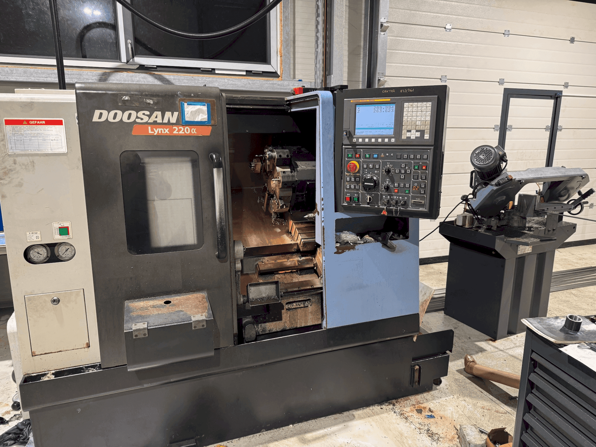 Vue de face de la machine DOOSAN Lynx 220 Alpha