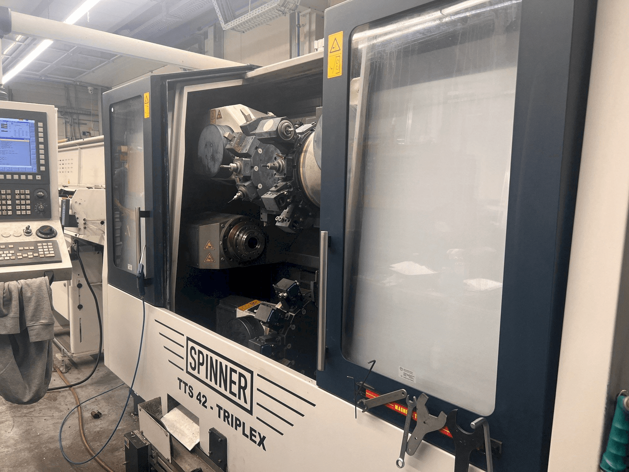 Vue de face de la machine SPINNER TTS 42