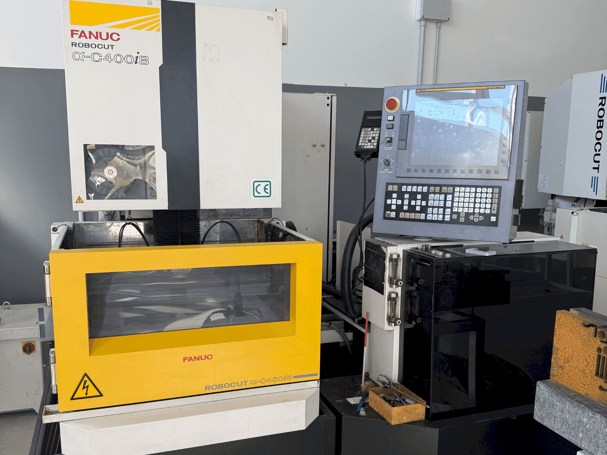 Vue de face de la machine FANUC Robocut alpha-C400iB