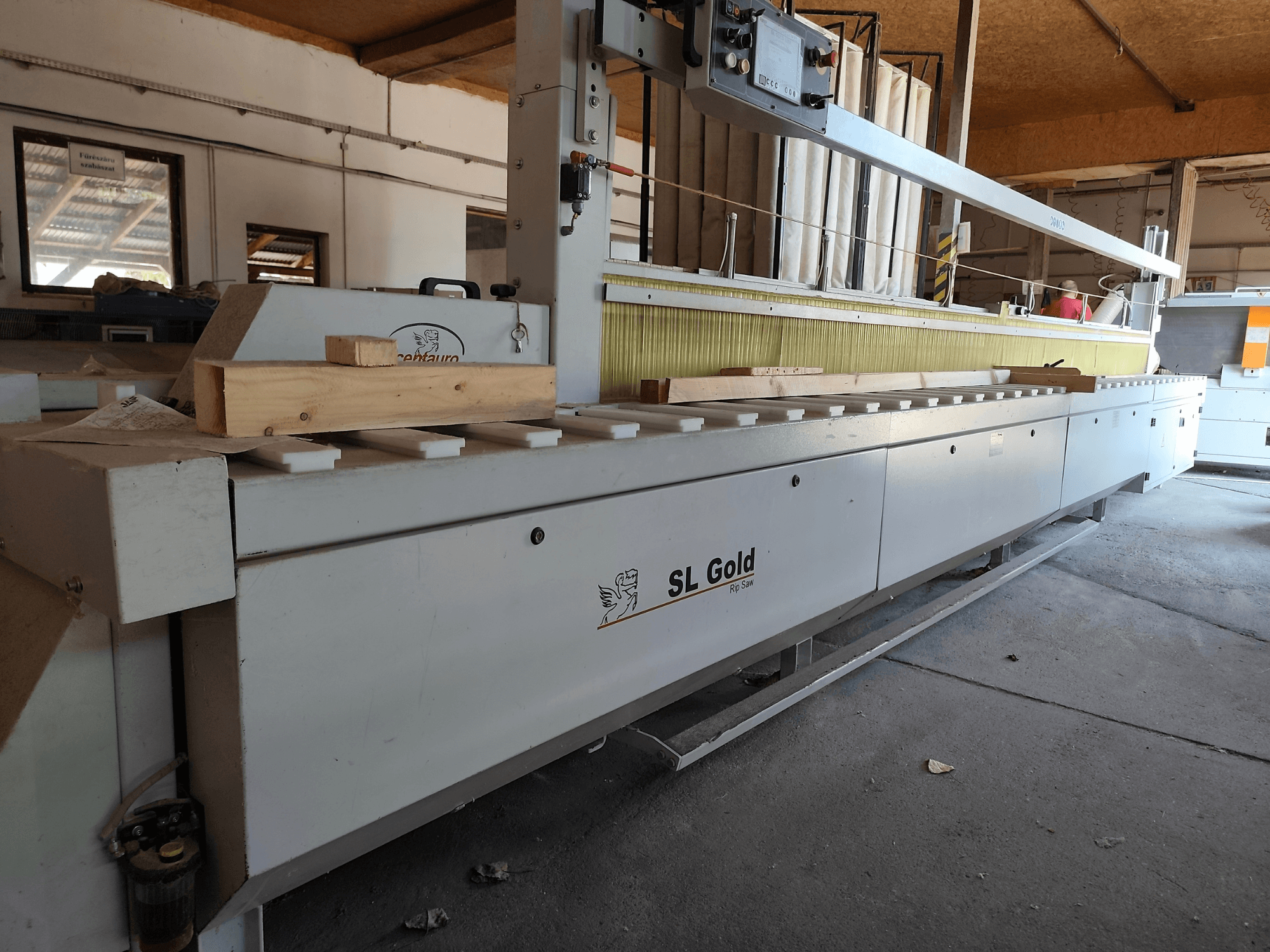Scie circulaire à bois CENTAURO SL Gold 6000, vue de face, avec une pièce de bois posée sur le plan de travail et les commandes visibles.