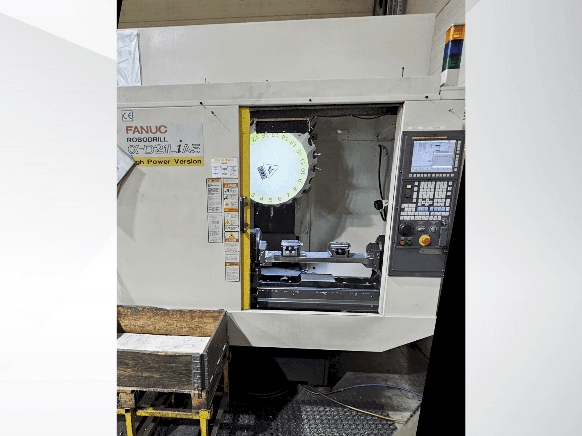 Vue de face de la machine FANUC Robodrill α-D21L iA