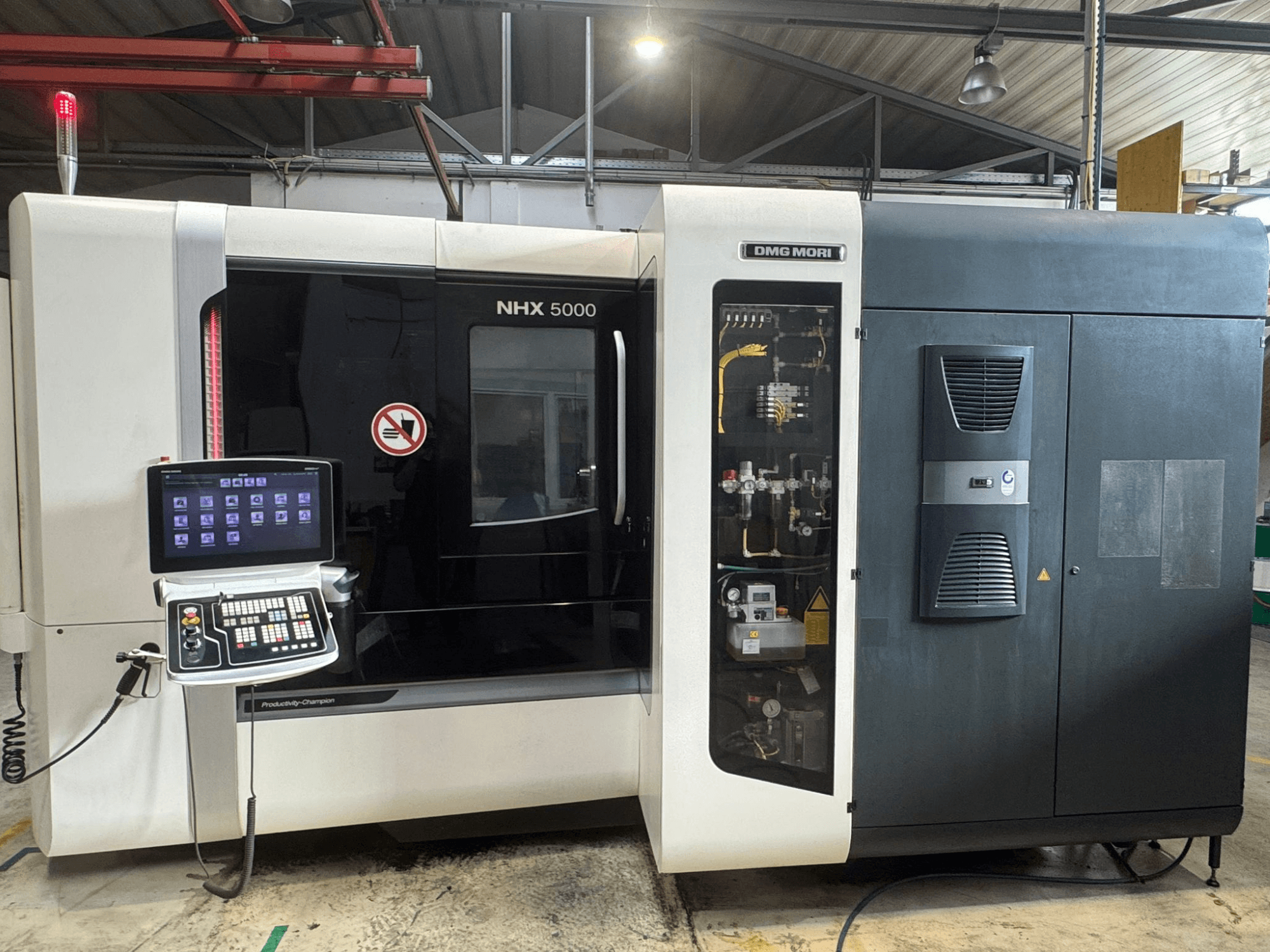 Vue de face du centre d'usinage horizontal DMG MORI NHX 5000, présentant le panneau de commande et les détails de la machine.