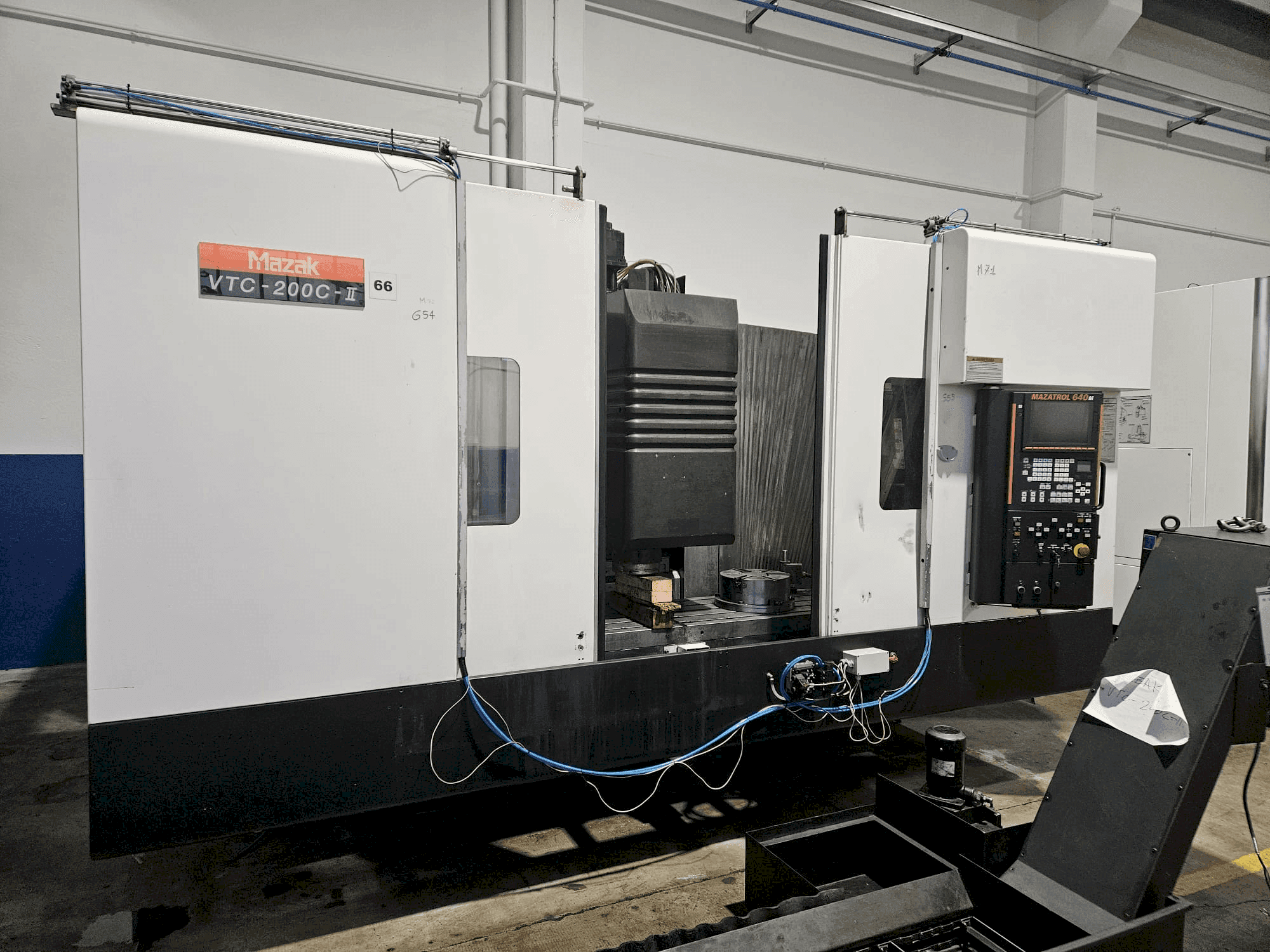 Vue de face de la machine Mazak VTC 200 C II