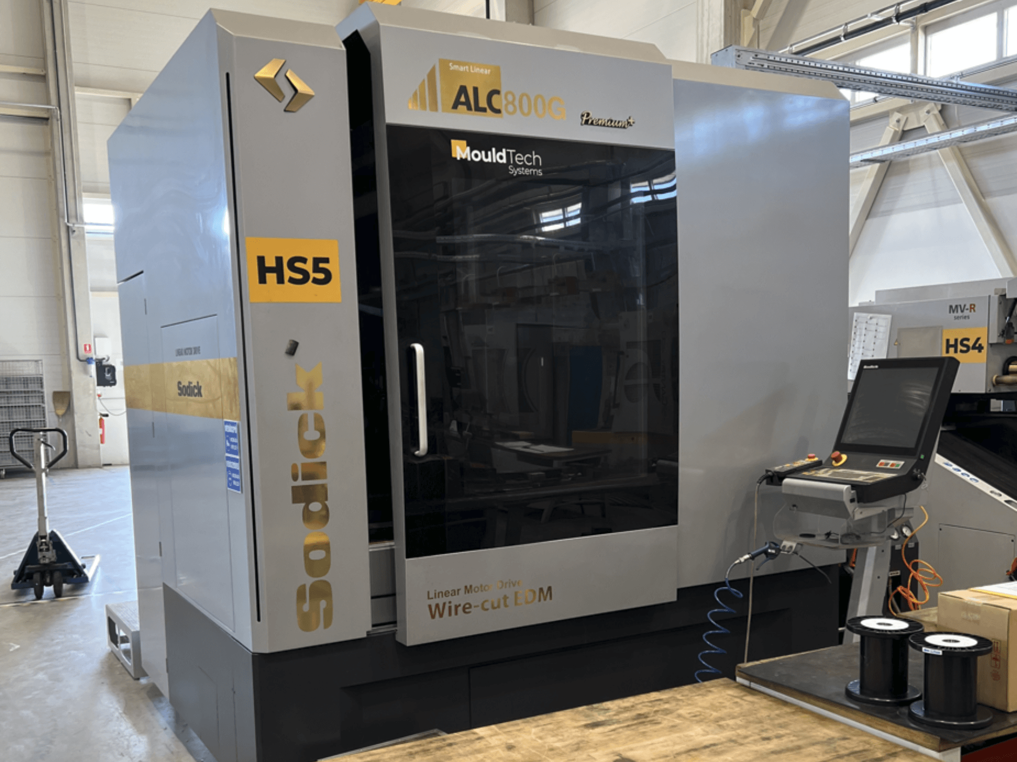 Machine d'électroérosion à fil Sodick ALC800G Premium, vue de face, montrant le panneau de commande et les détails de conception complexes.