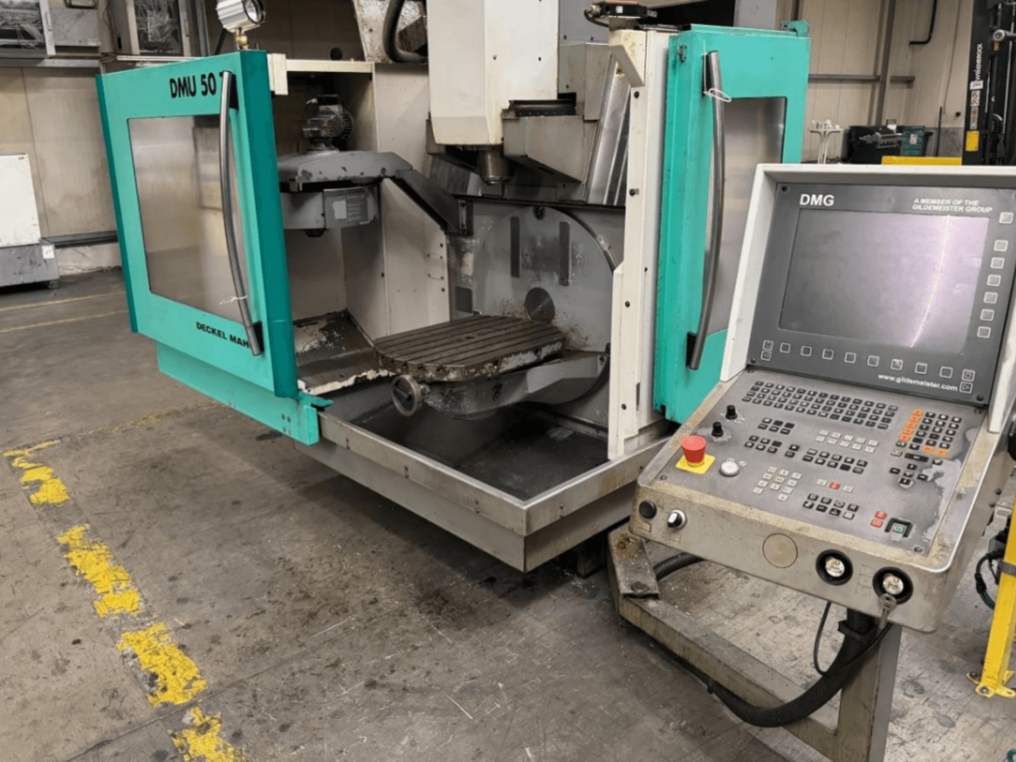 Fraiseuse DMG DMU 50 avec portes ouvertes montrant l'intérieur et le panneau de commande, vue de face.