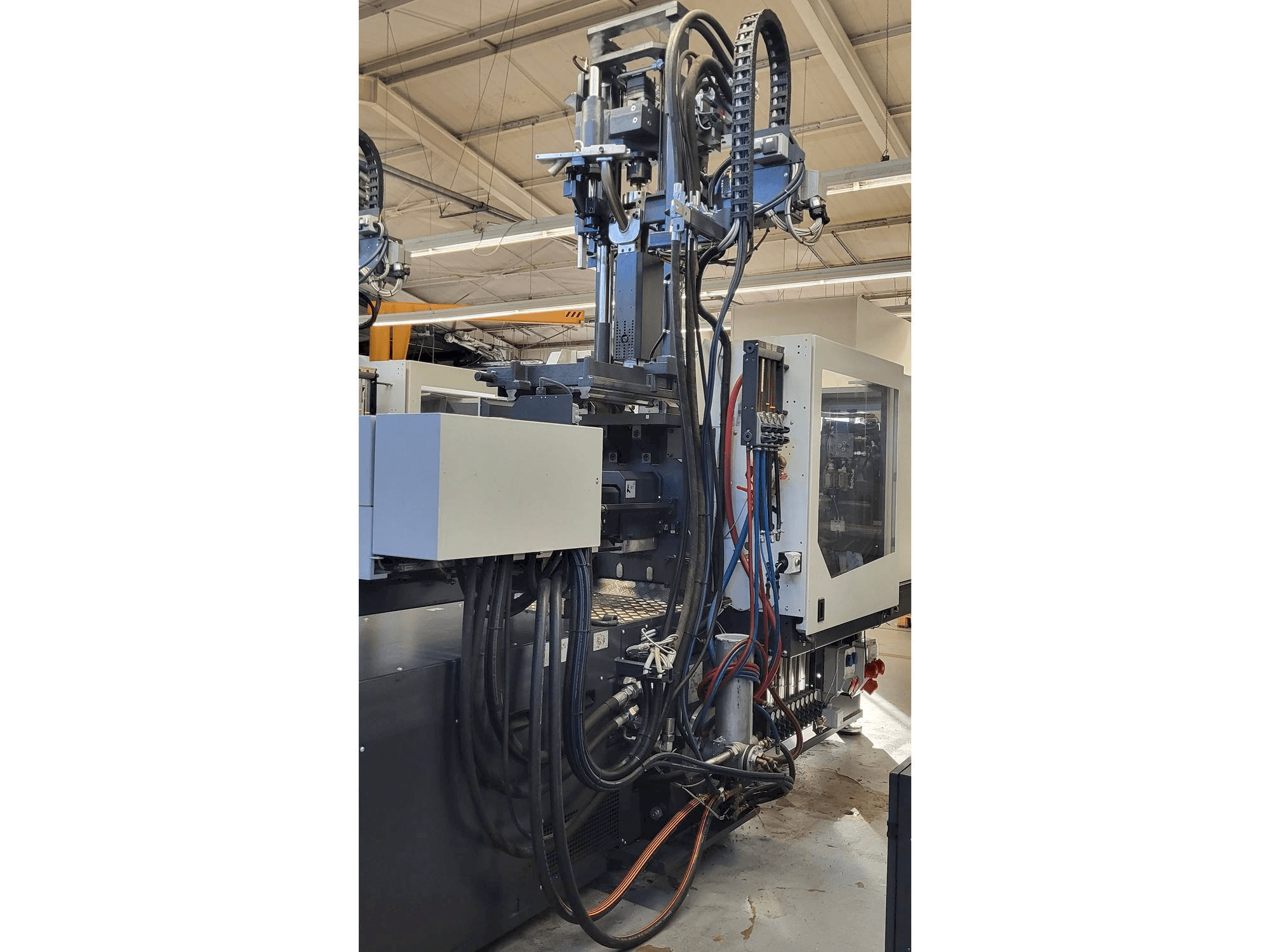 Vue latérale gauche de la machine Sumitomo SHI DEMAG Systec Multi 120/470-200h/80V