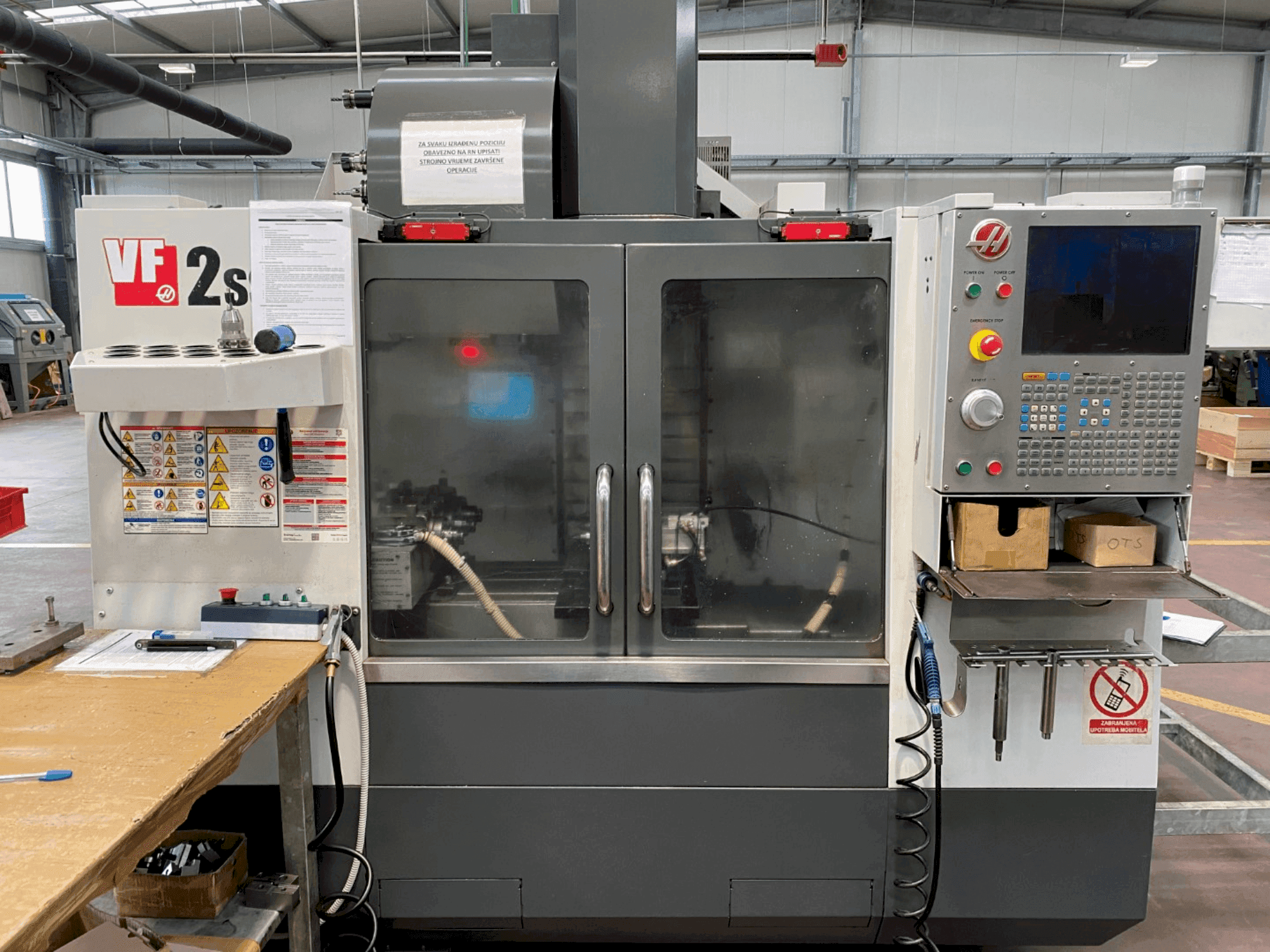 Vue de face de la machine HAAS VF2SS (2014)
