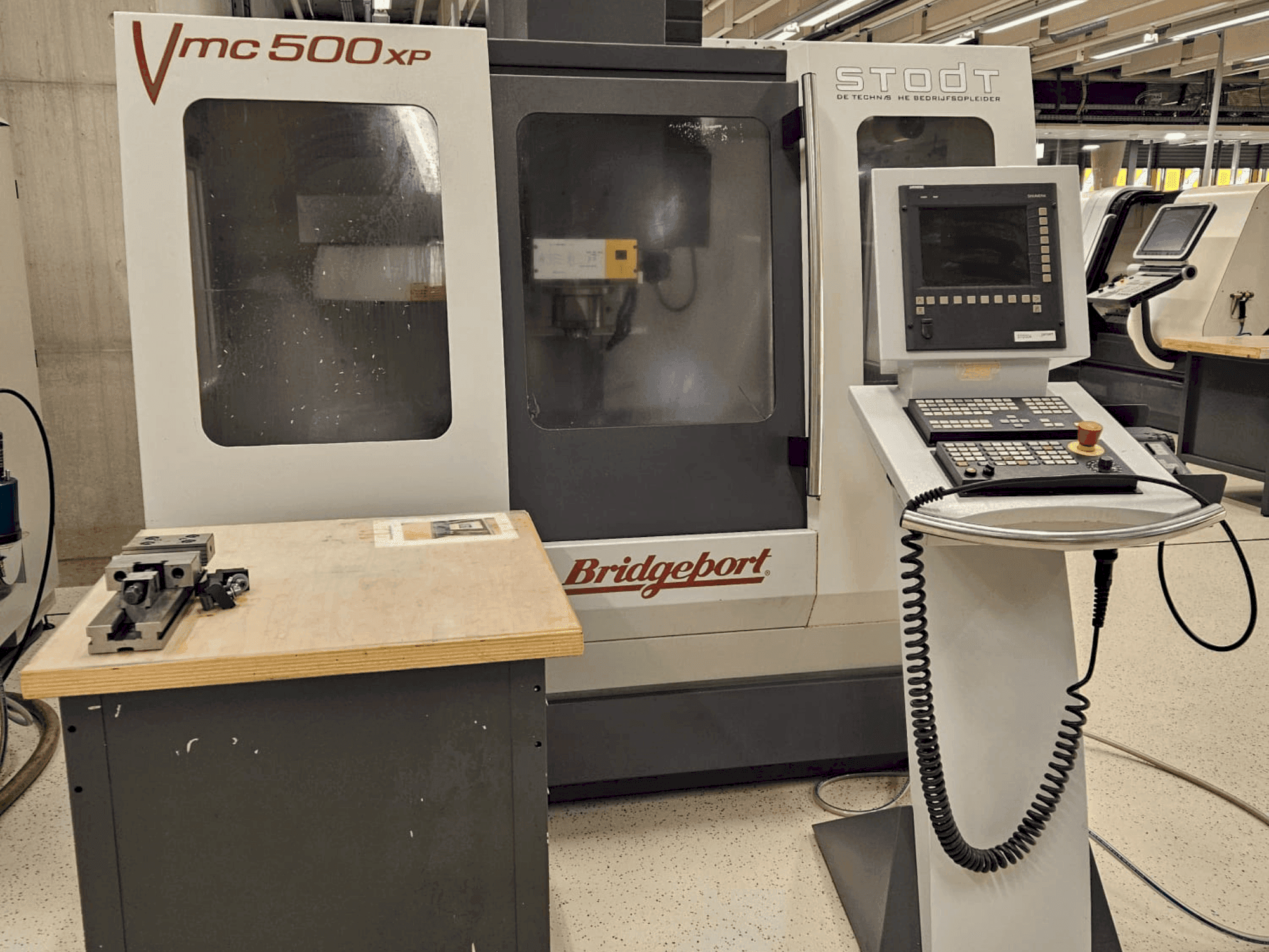 Vue de face de la machine Bridgeport VMC 500XP