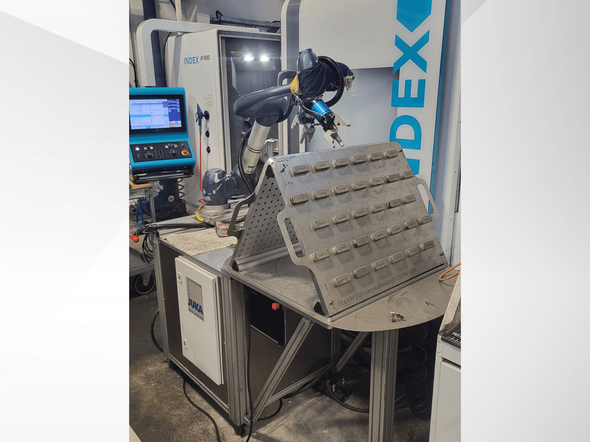 Robot collaboratif DOOSAN M1013 vu de face, positionné près d'une table de travail avec un porte-outil et un panneau de commande.