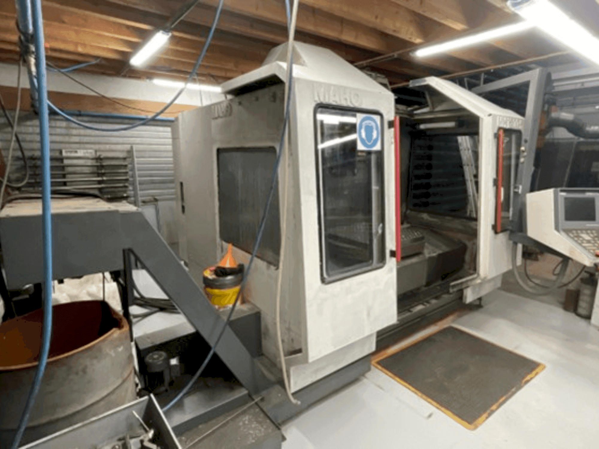 Vue de face de la machine MAHO MH1200S