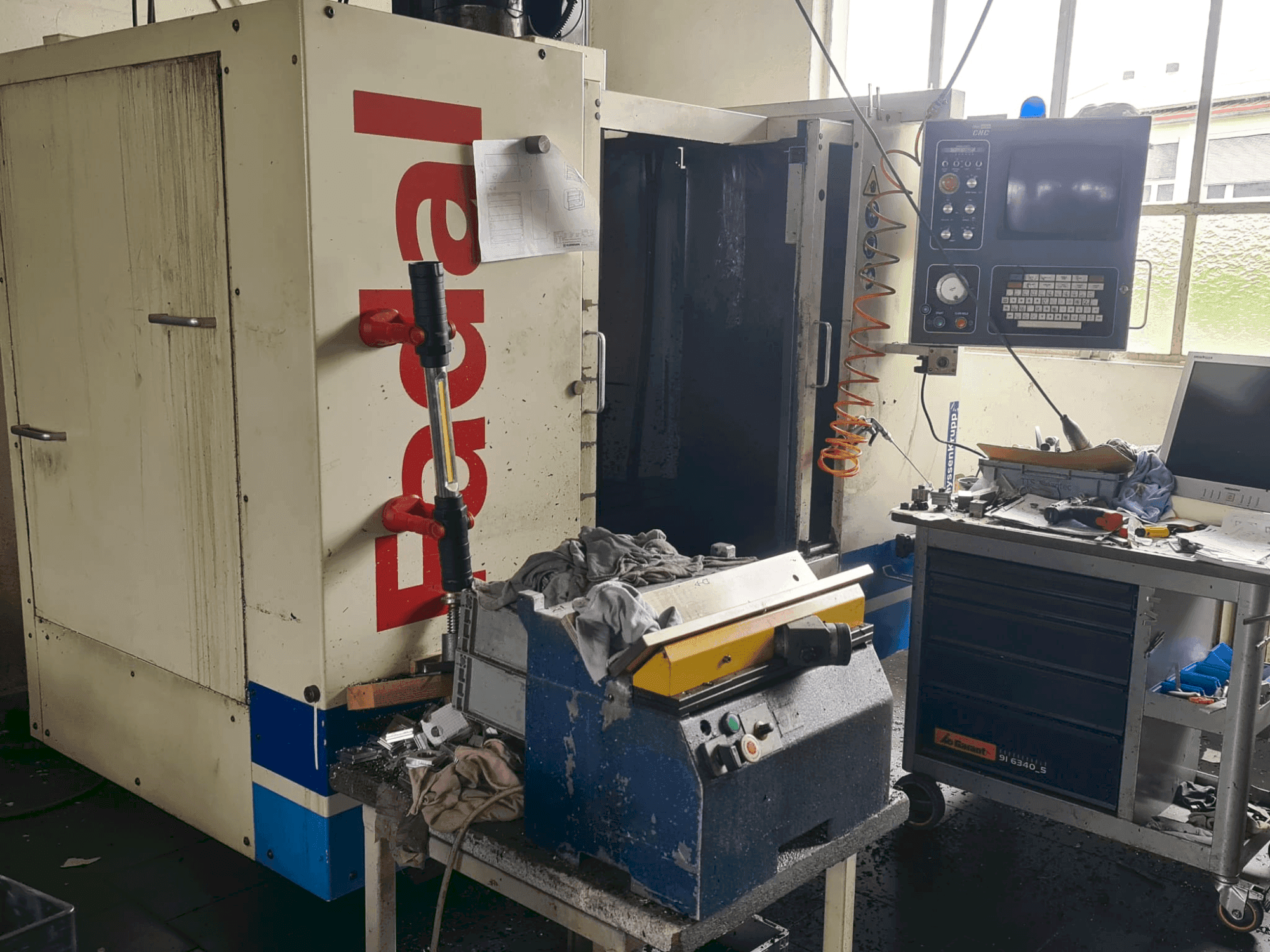 Vue de face de la machine FADAL 910