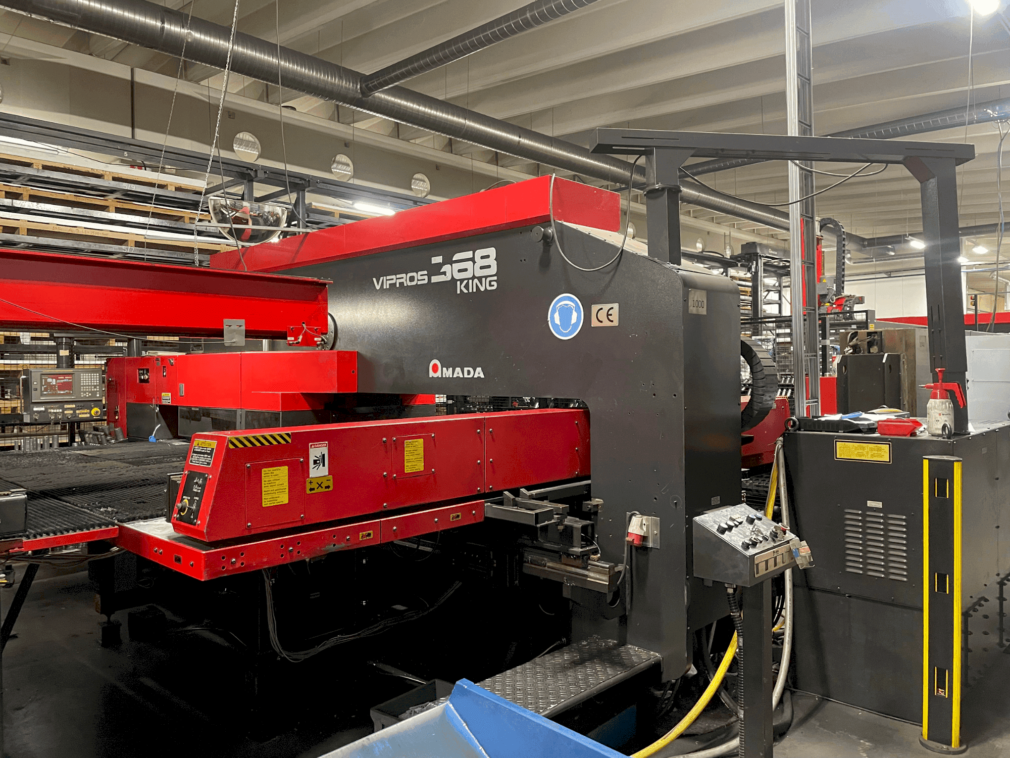Vue de face de la machine AMADA Vipros King 368