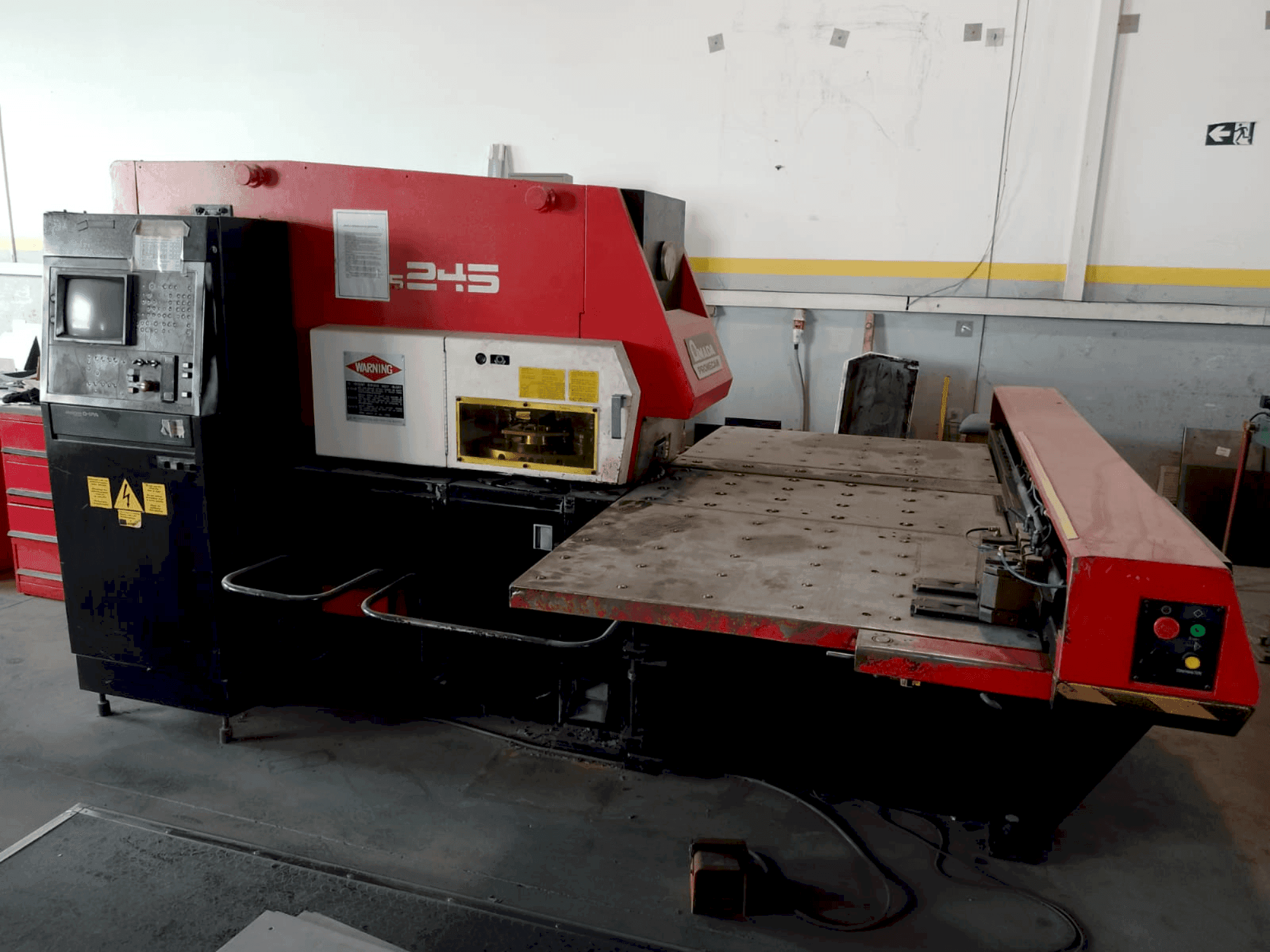 Vue de face de la machine AMADA aries 245