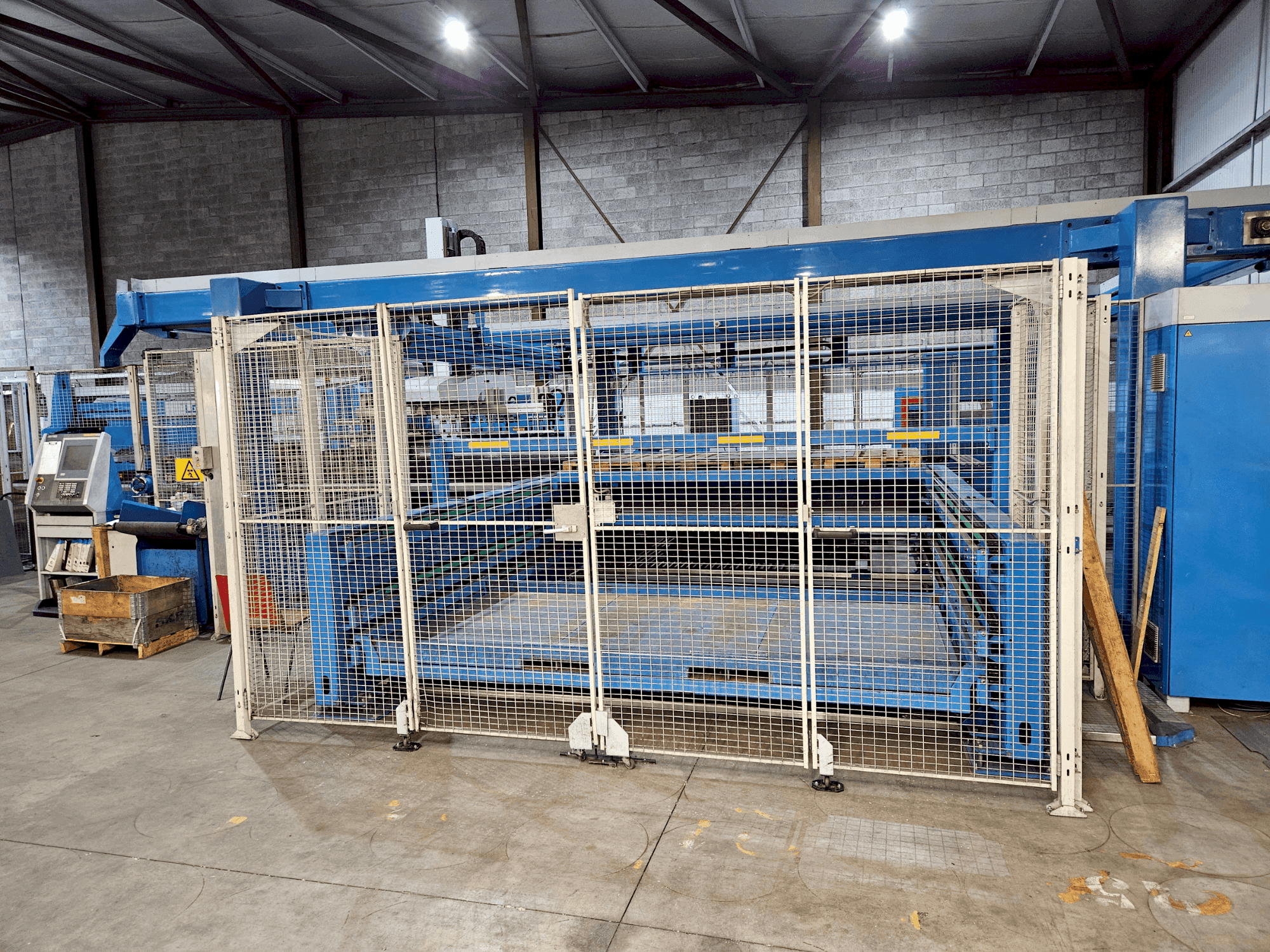 Vue de face de la machine Finn-Power LSR6/LC6