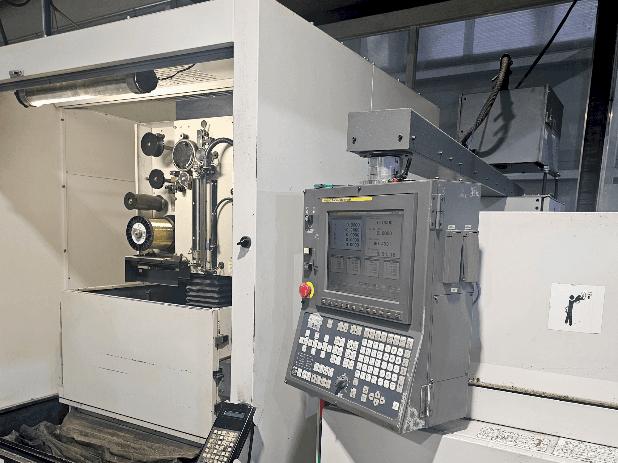 Vue de face de la machine FANUC alpha 1iC