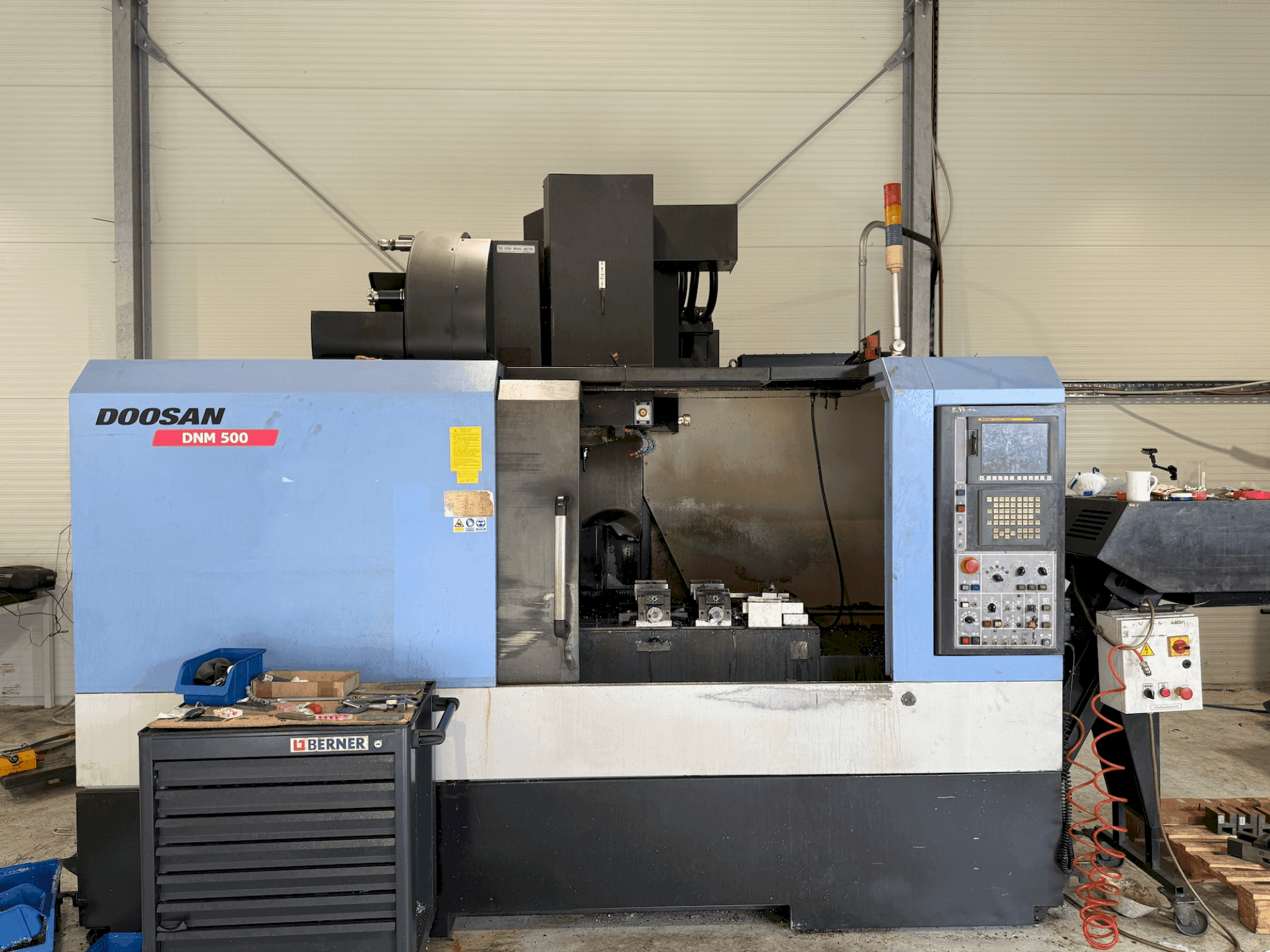Vue de face de la machine DOOSAN DNM 500