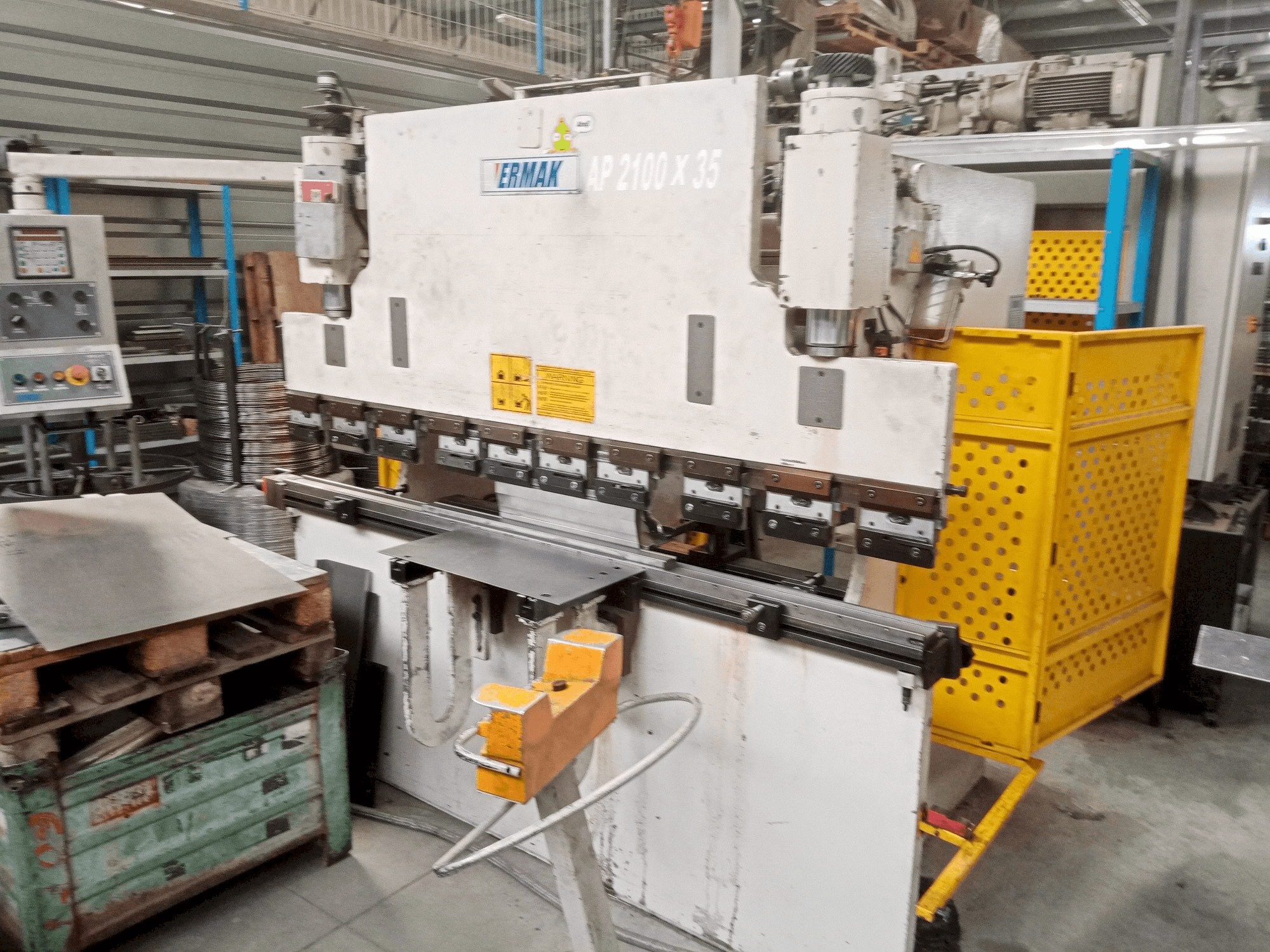 Vue de face de la machine ERMAKSAN AP 2100-35
