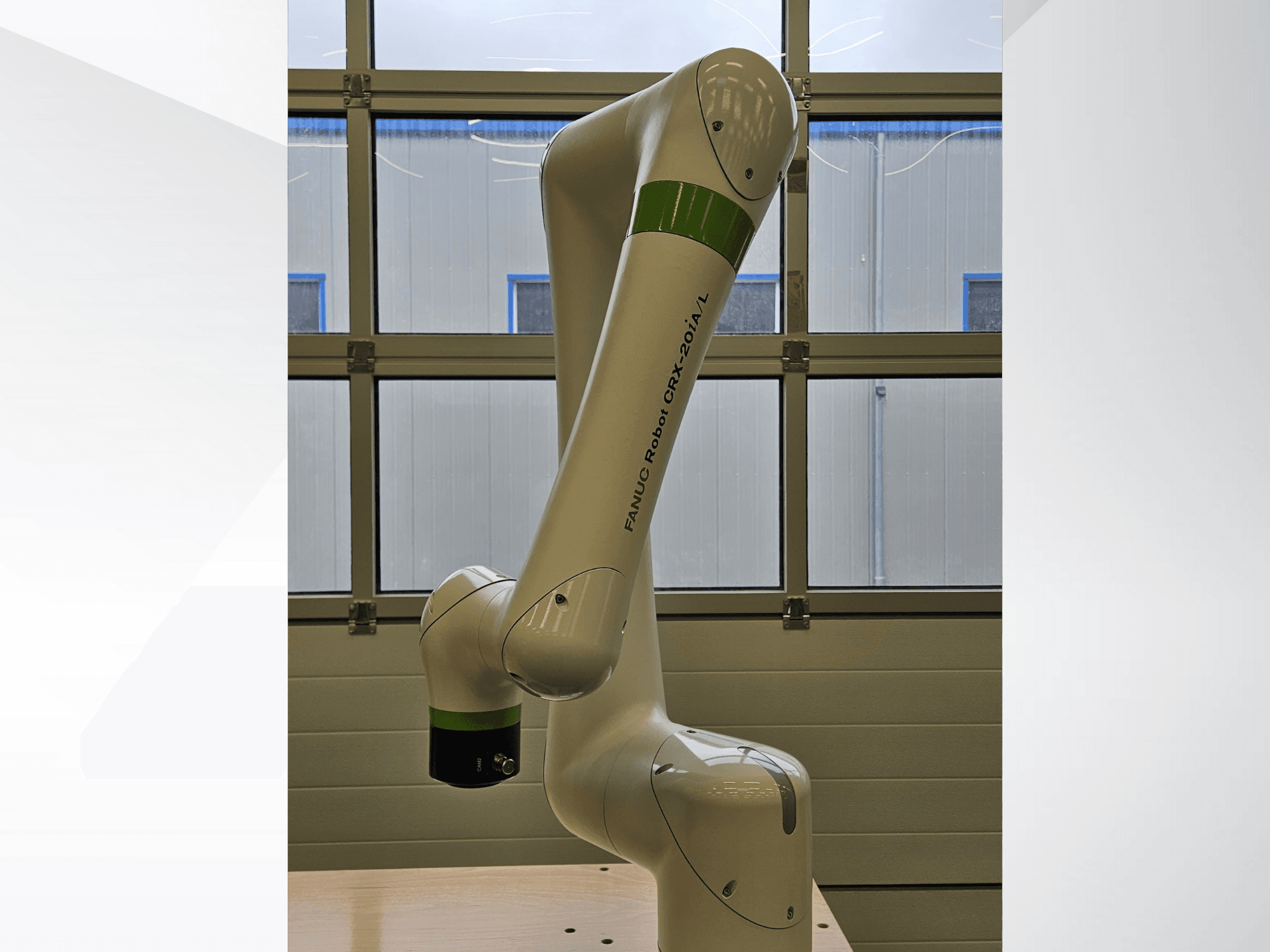 FRANKA ROBOT CRX-20A/L, vue latérale, montrant son bras articulé et son effecteur de préhension vert et noir.