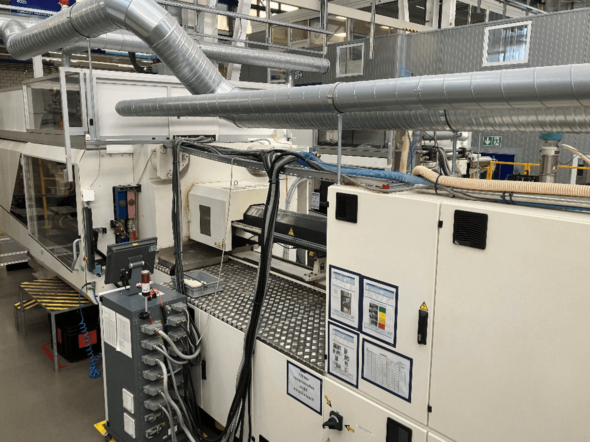 Machines industrielles dotées d'une tuyauterie, d'un panneau de commande et de manuels d'utilisation détaillés, vus de haut en bas.