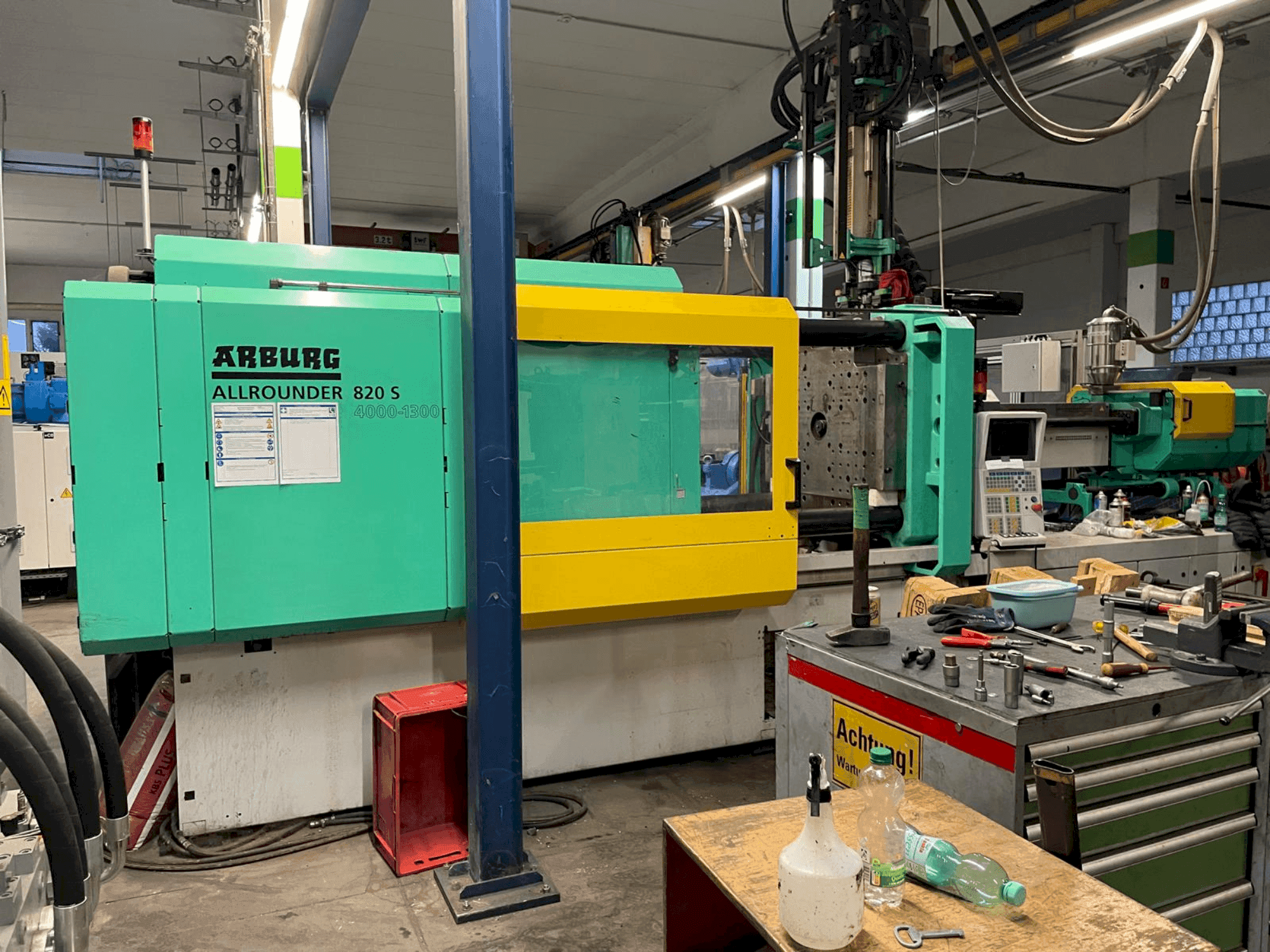 Vue de face de la machine Arburg Allrounder 820 S 4000-1300/350