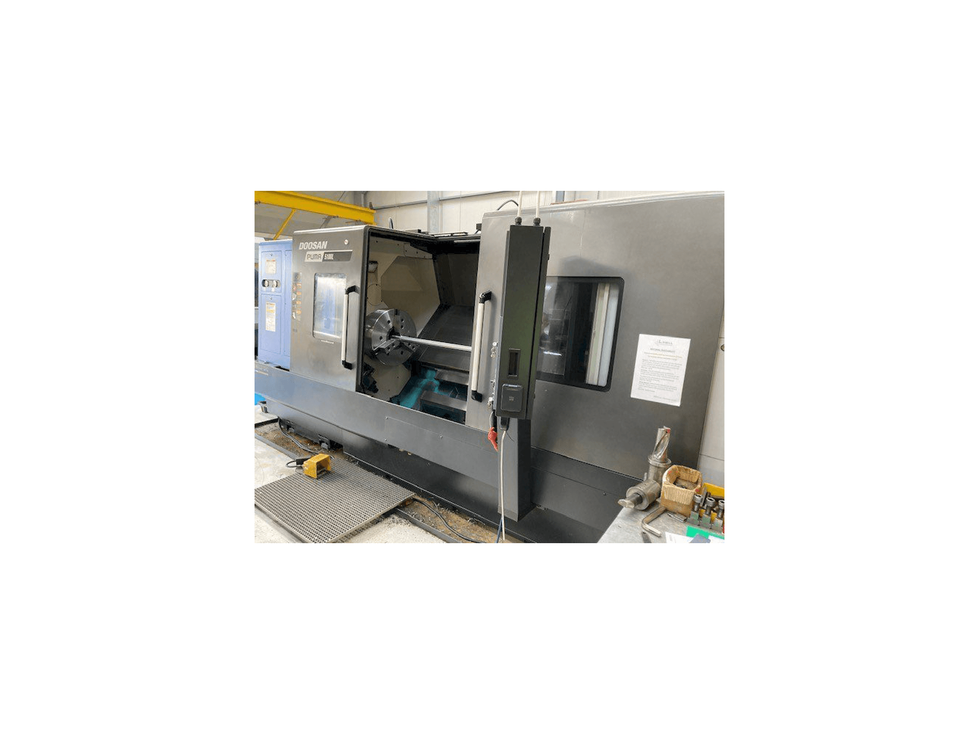 Vue de face de la machine Doosan Puma 5100LB