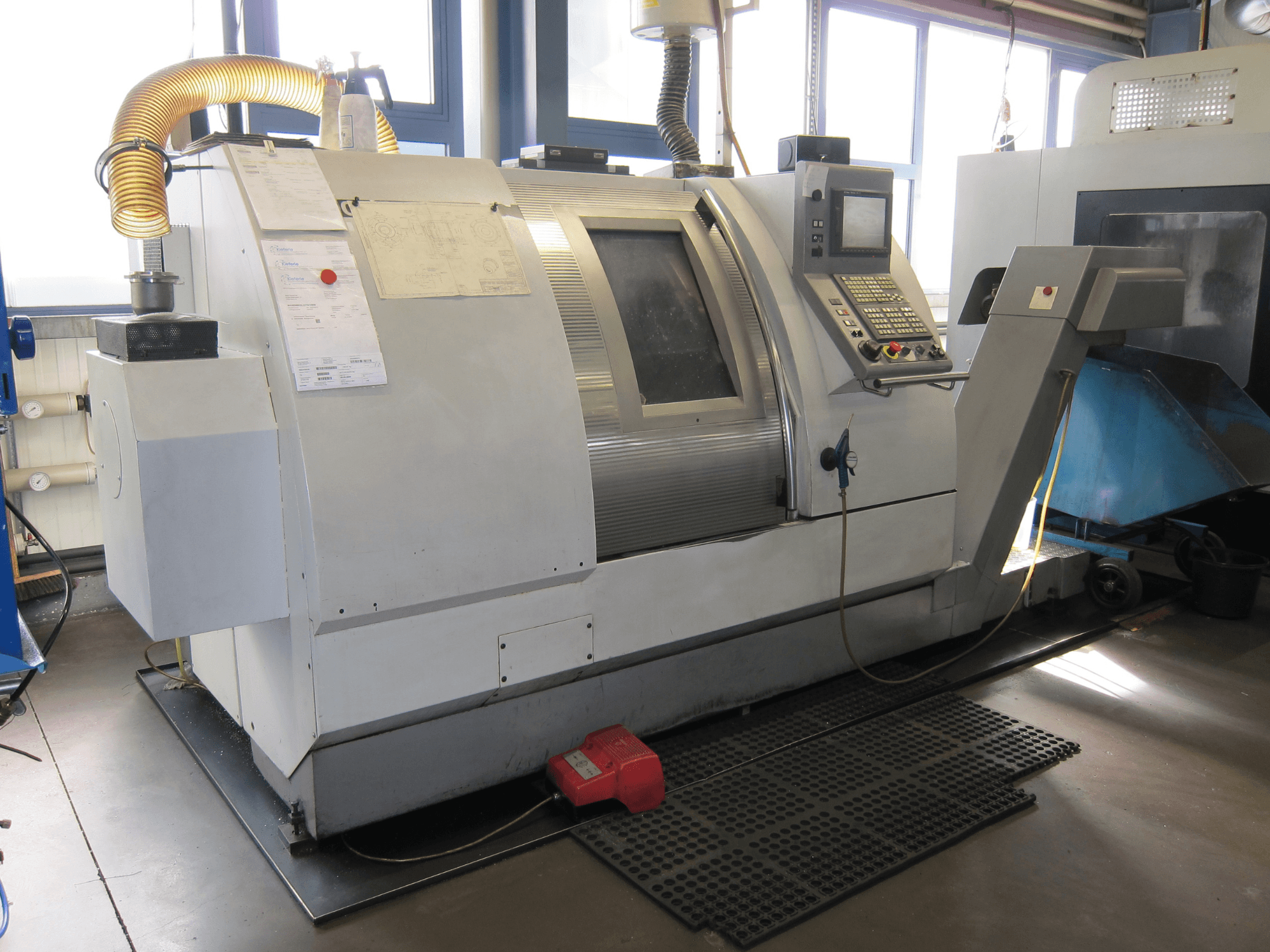 Tour horizontal Gildemeister CTX 400 Serie 2, vue latérale, présentant le panneau de commande et les caractéristiques opérationnelles.