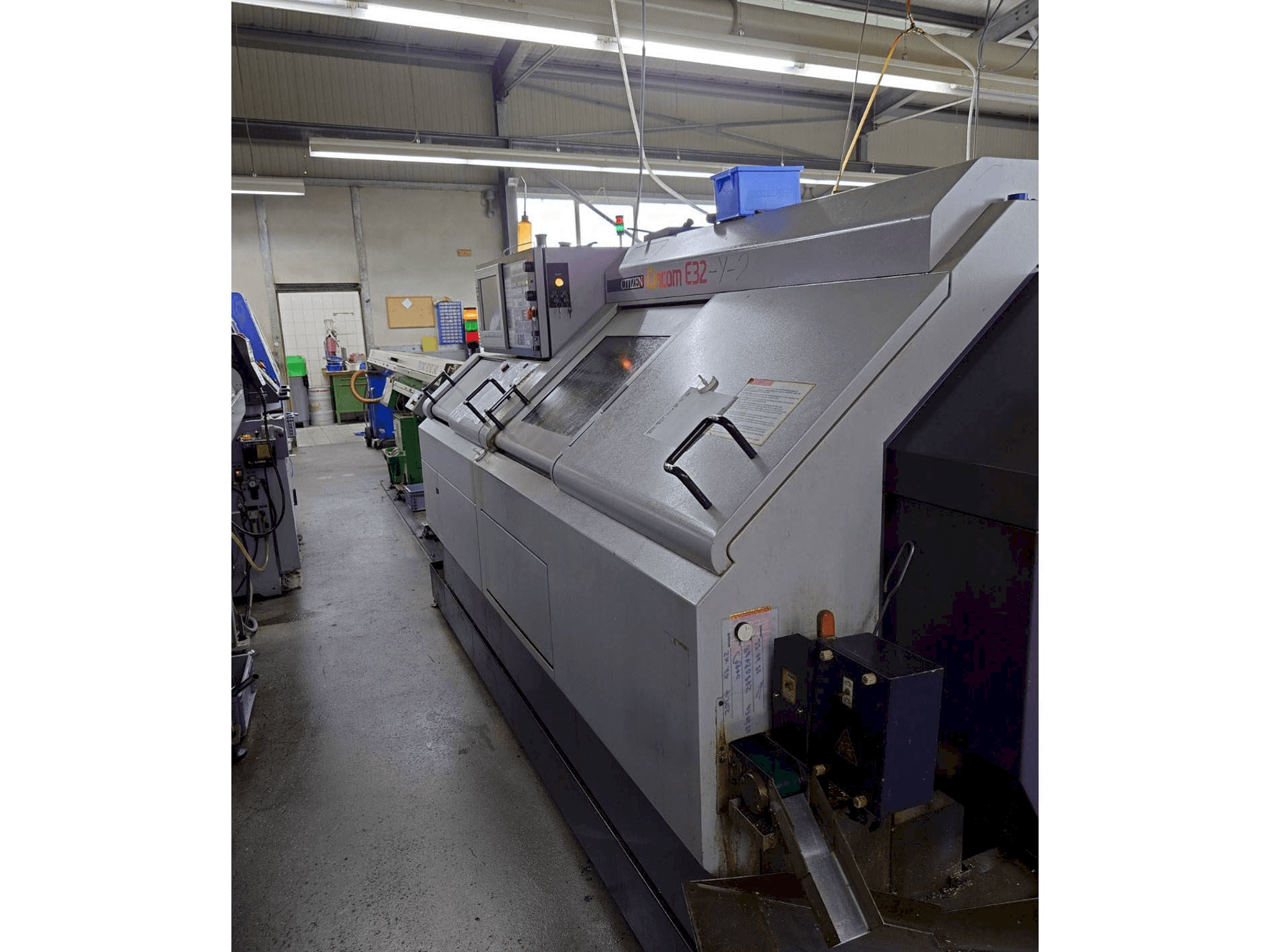 Vue latérale droite de la machine Citizen E32-Y-2