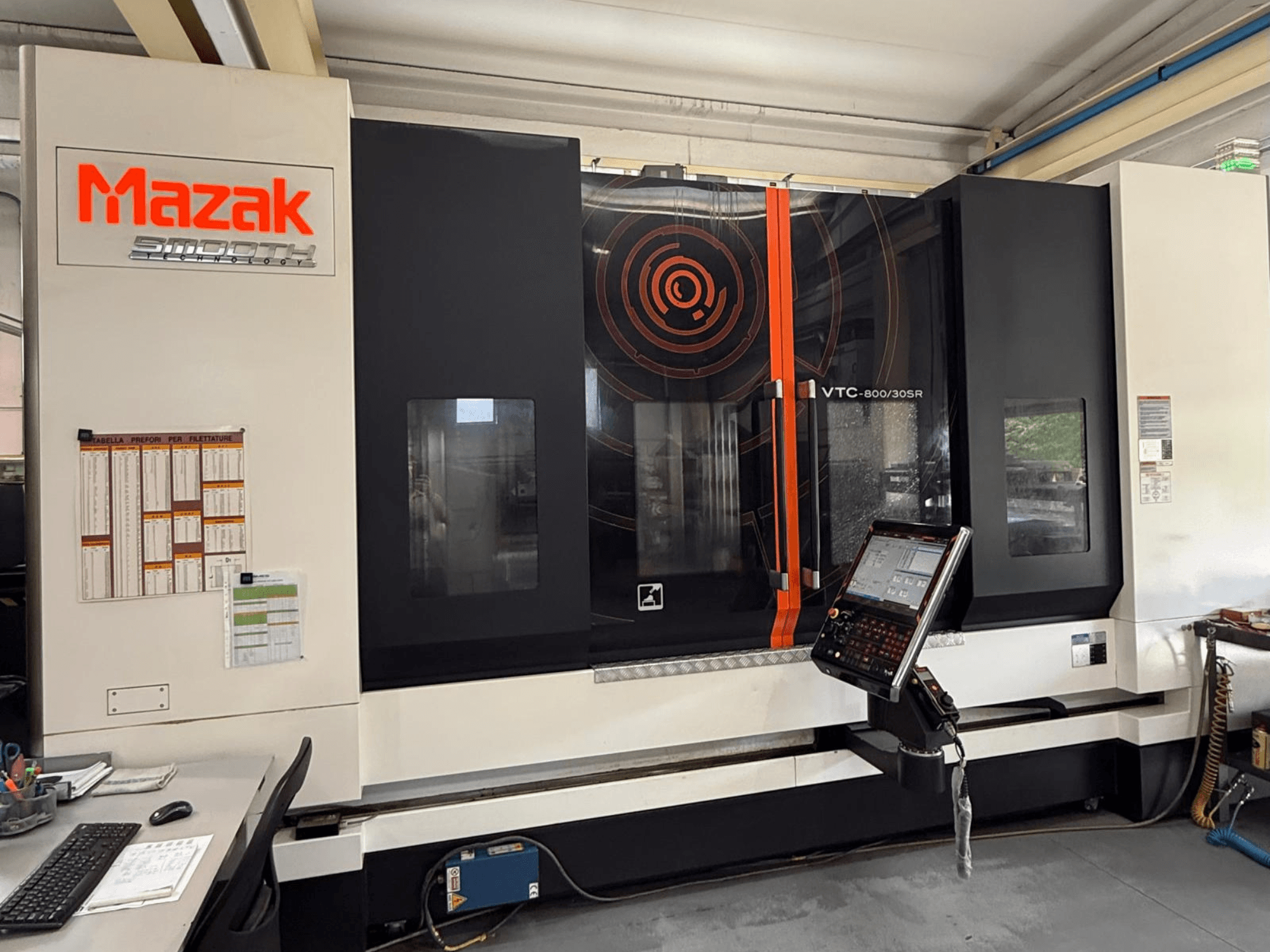 Centre d'usinage vertical Mazak VTC-800/30SR, vue de face montrant le panneau de commande, l'écran et la zone de travail.
