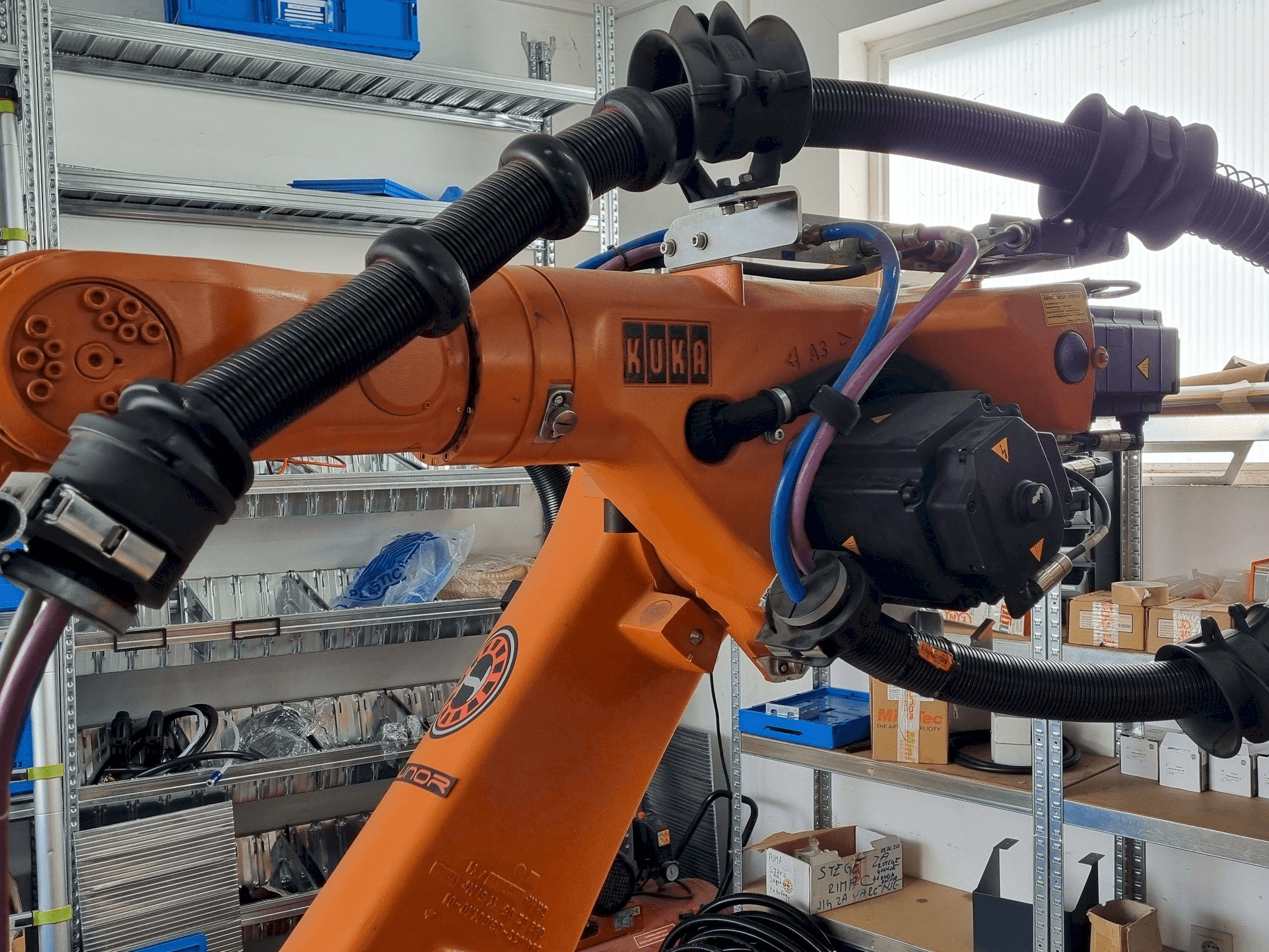 Vue de face de la machine KUKA KR60 HA - KRC2ed05