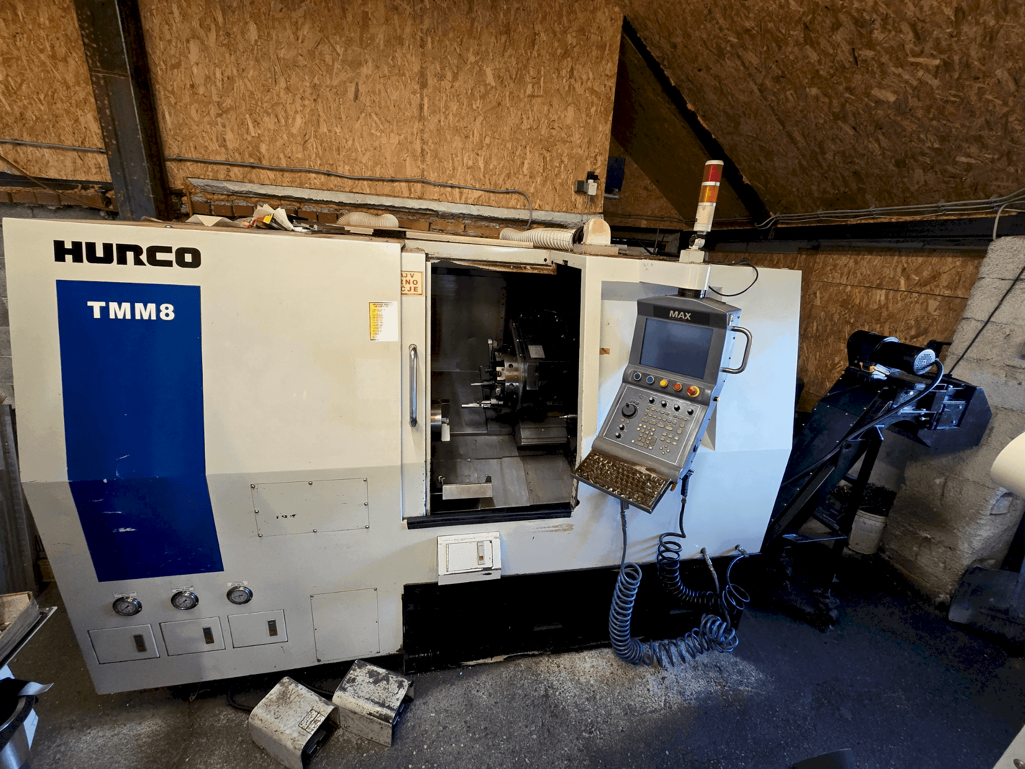Vue de face de la machine Hurco TMM8