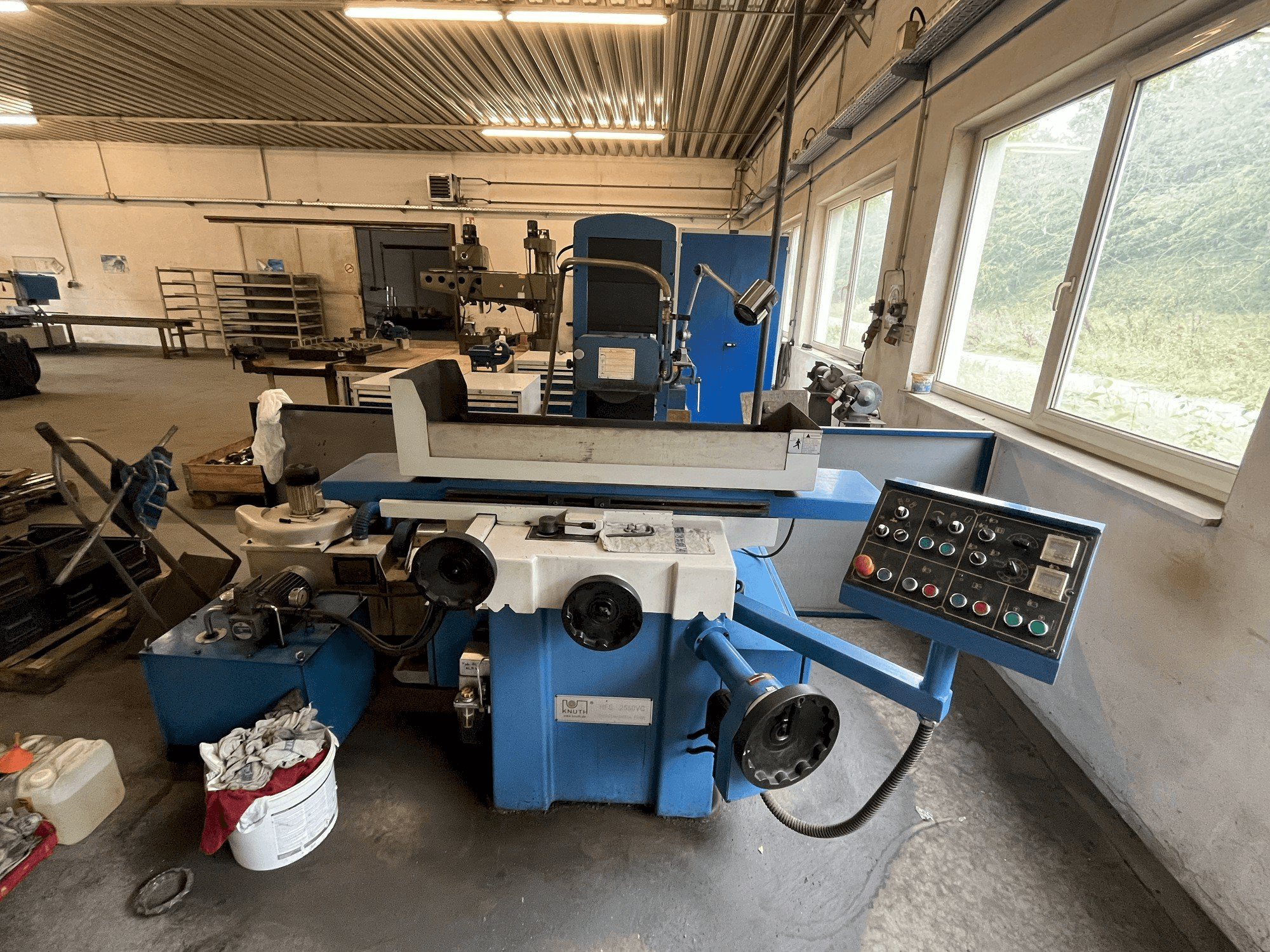 Vue de face de la machine KNUTH HFS 2550 VC