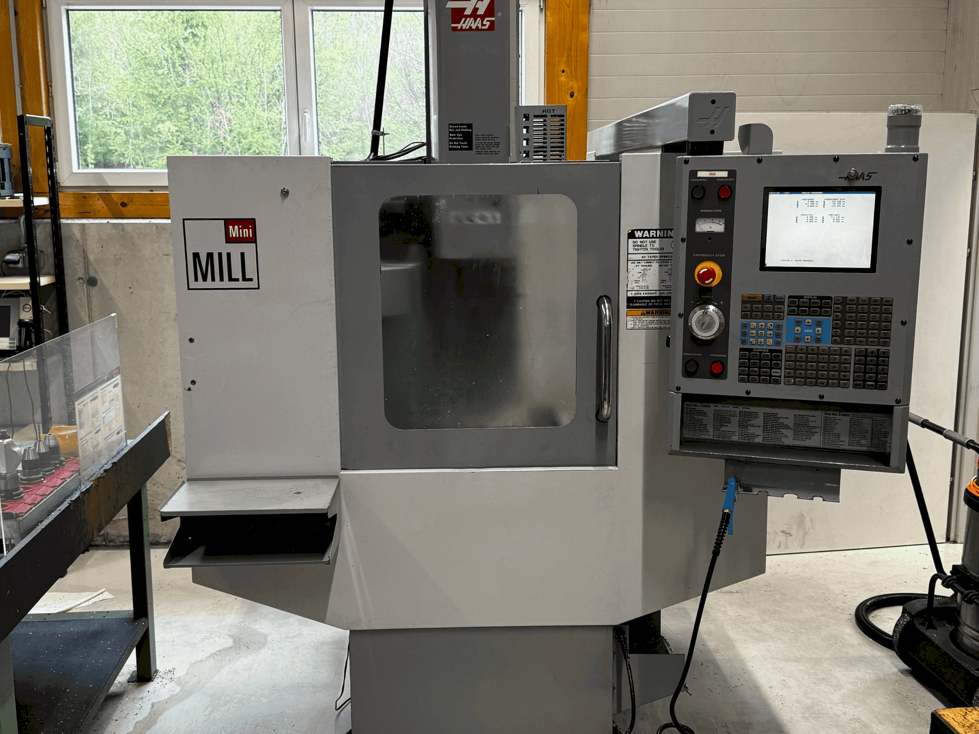 Vue de face de la machine HAAS Mini-Mill HE