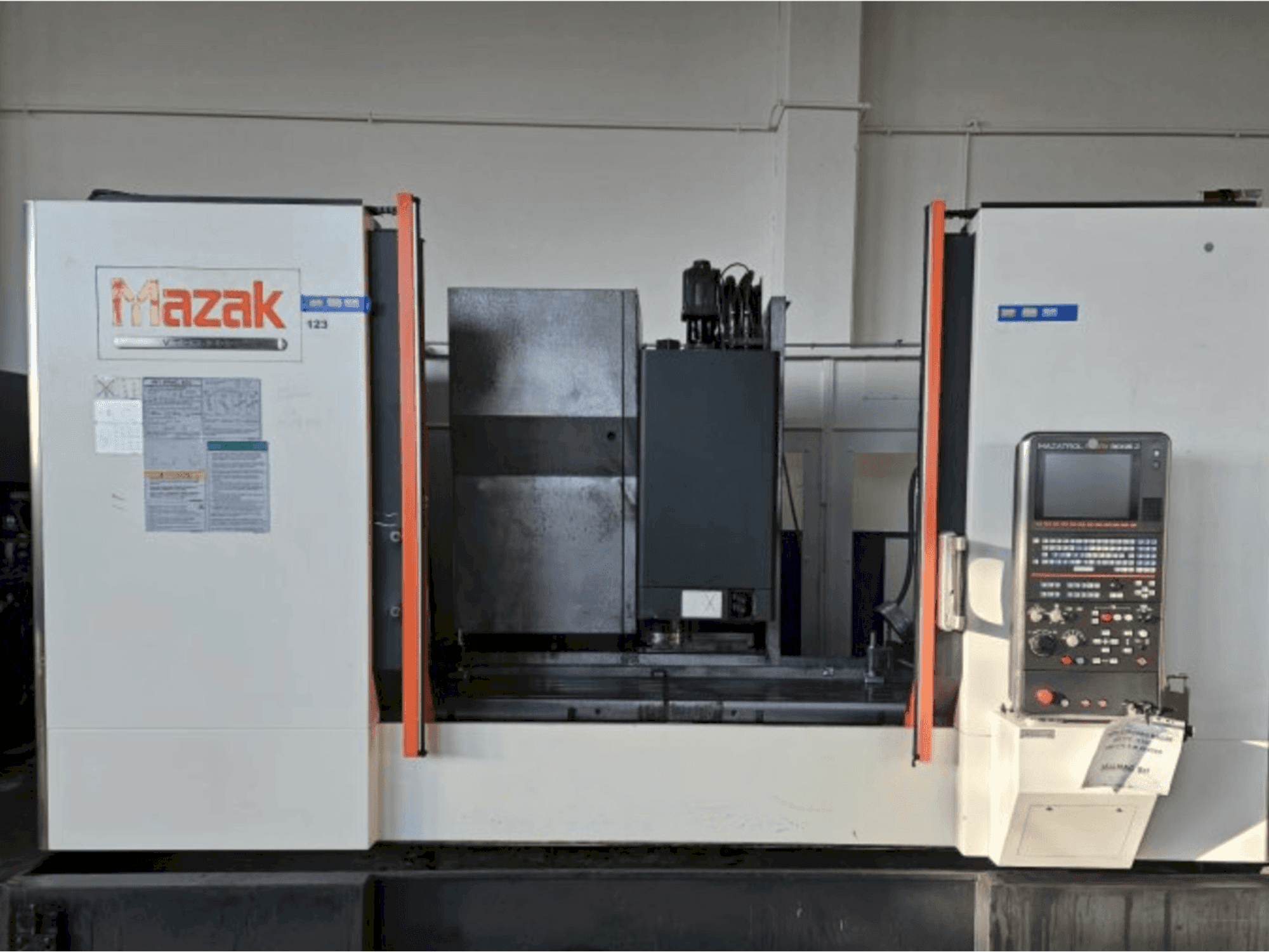 Vue de face de la machine Mazak VTC-530C