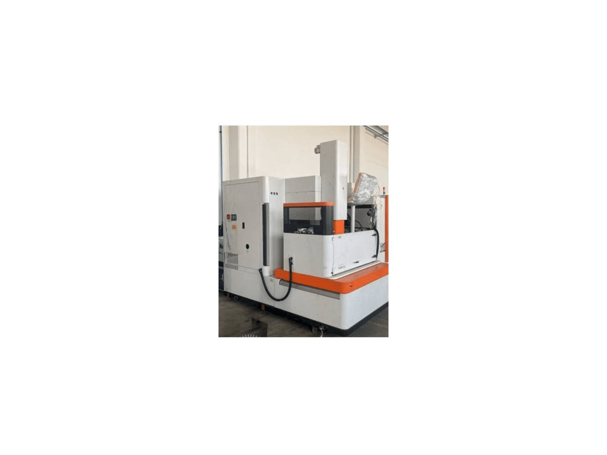 Vue de face de la machine AgieCharmilles FORM 30