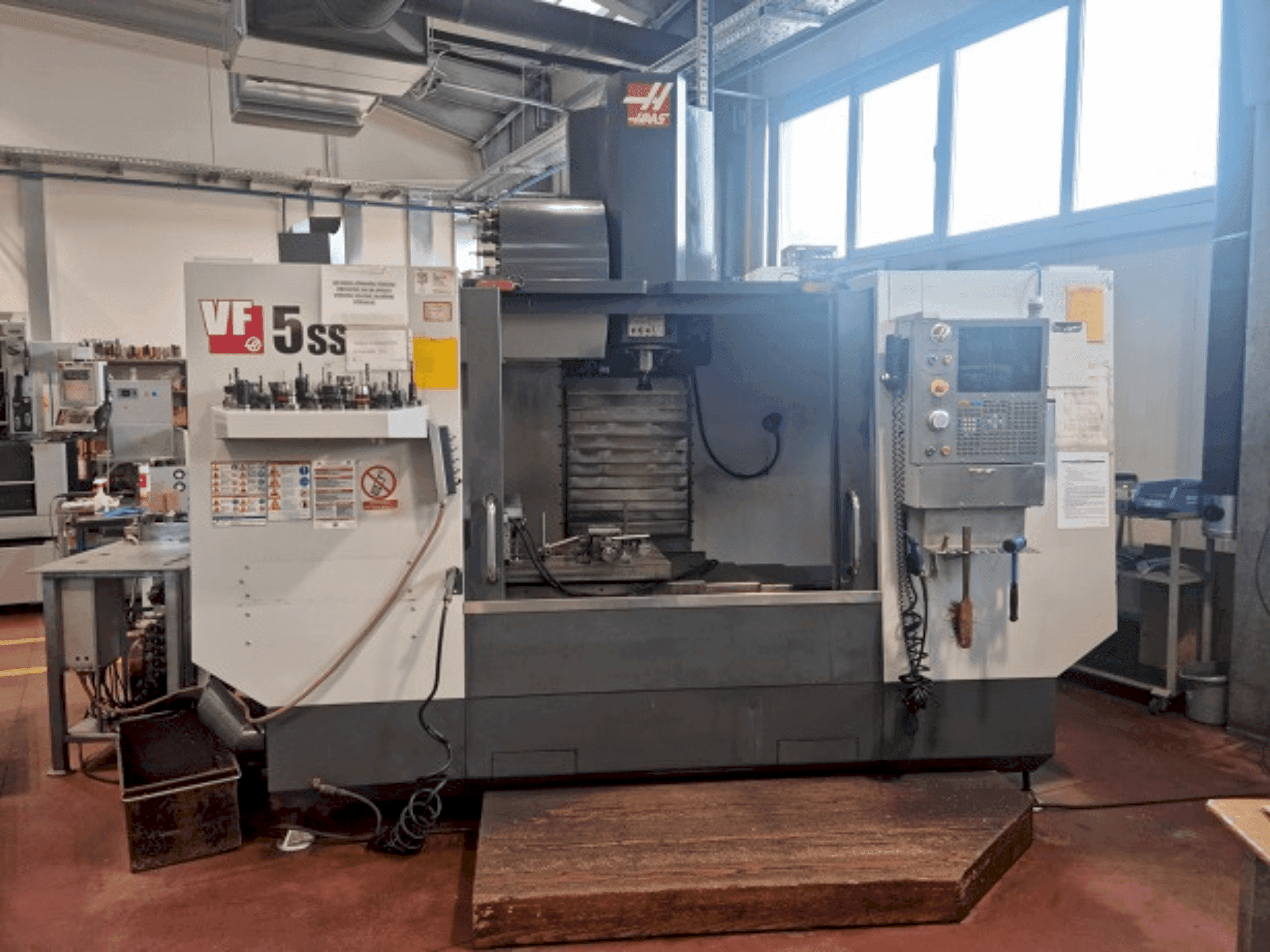 Vue de face de la machine HAAS VF-5SS