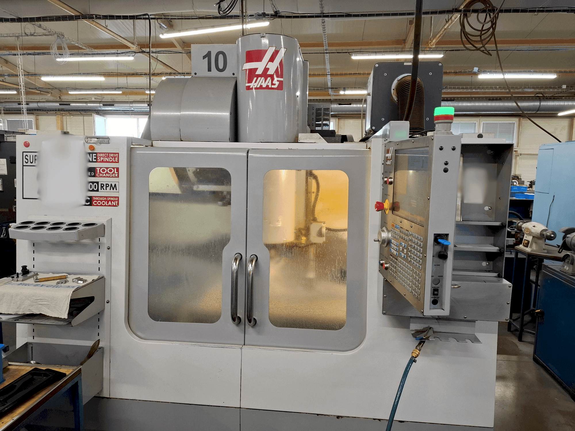 Vue de face de la machine HAAS VF-2SSHE