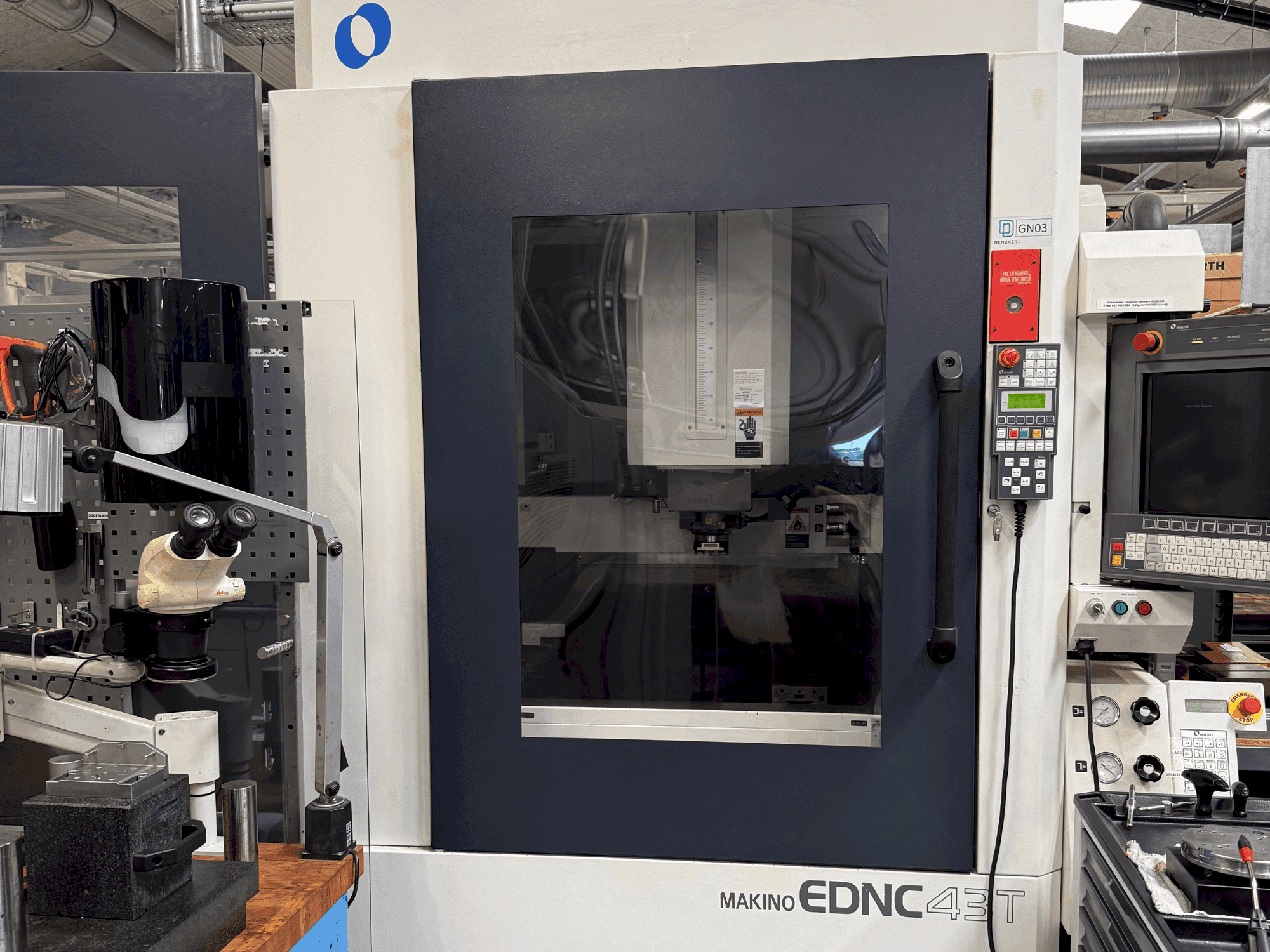 Vue de face de la machine Makino EDNC 43T incl. Erowa Robot 120 pcs
