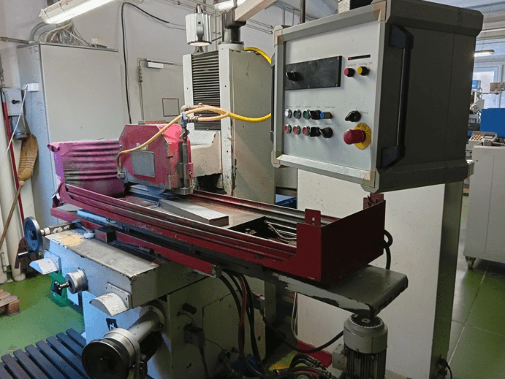 Machine à rectifier les surfaces DEGEN FS-S3060, vue de face montrant la meule, le panneau de commande et la configuration de la table de travail.