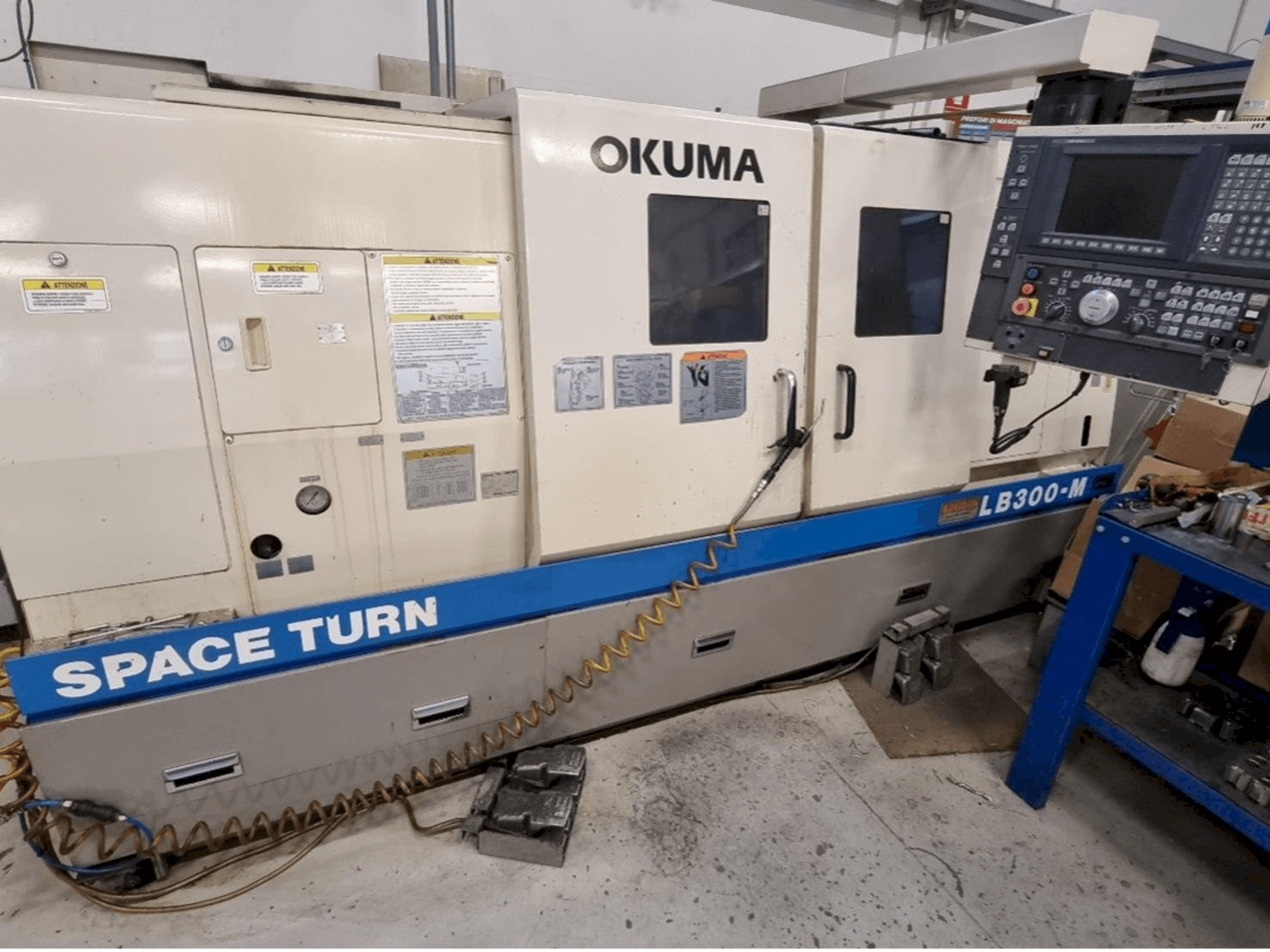 Vue de face de la machine Okuma LB 300M