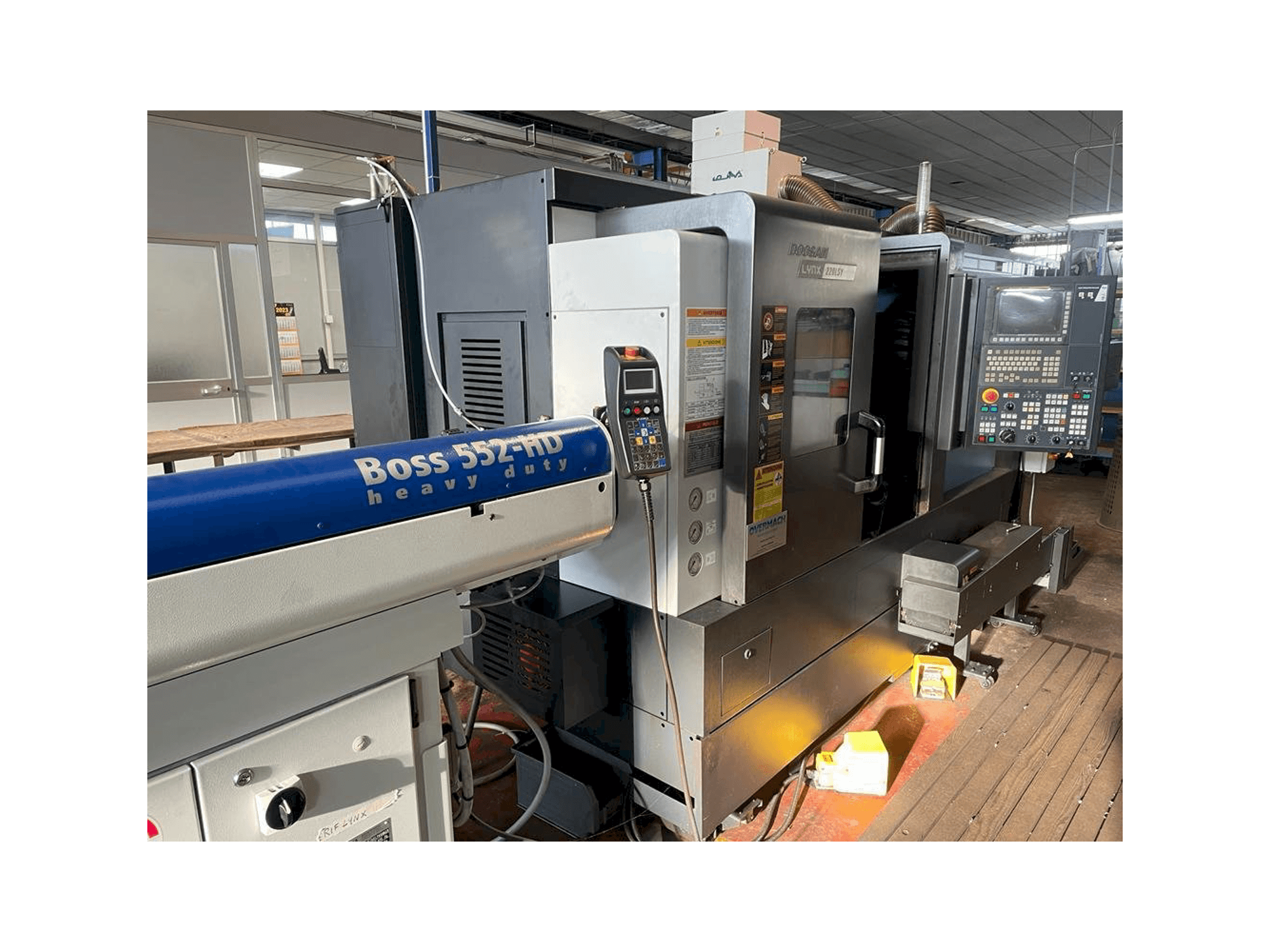 Vue de face de la machine Doosan LYNX 220LSY