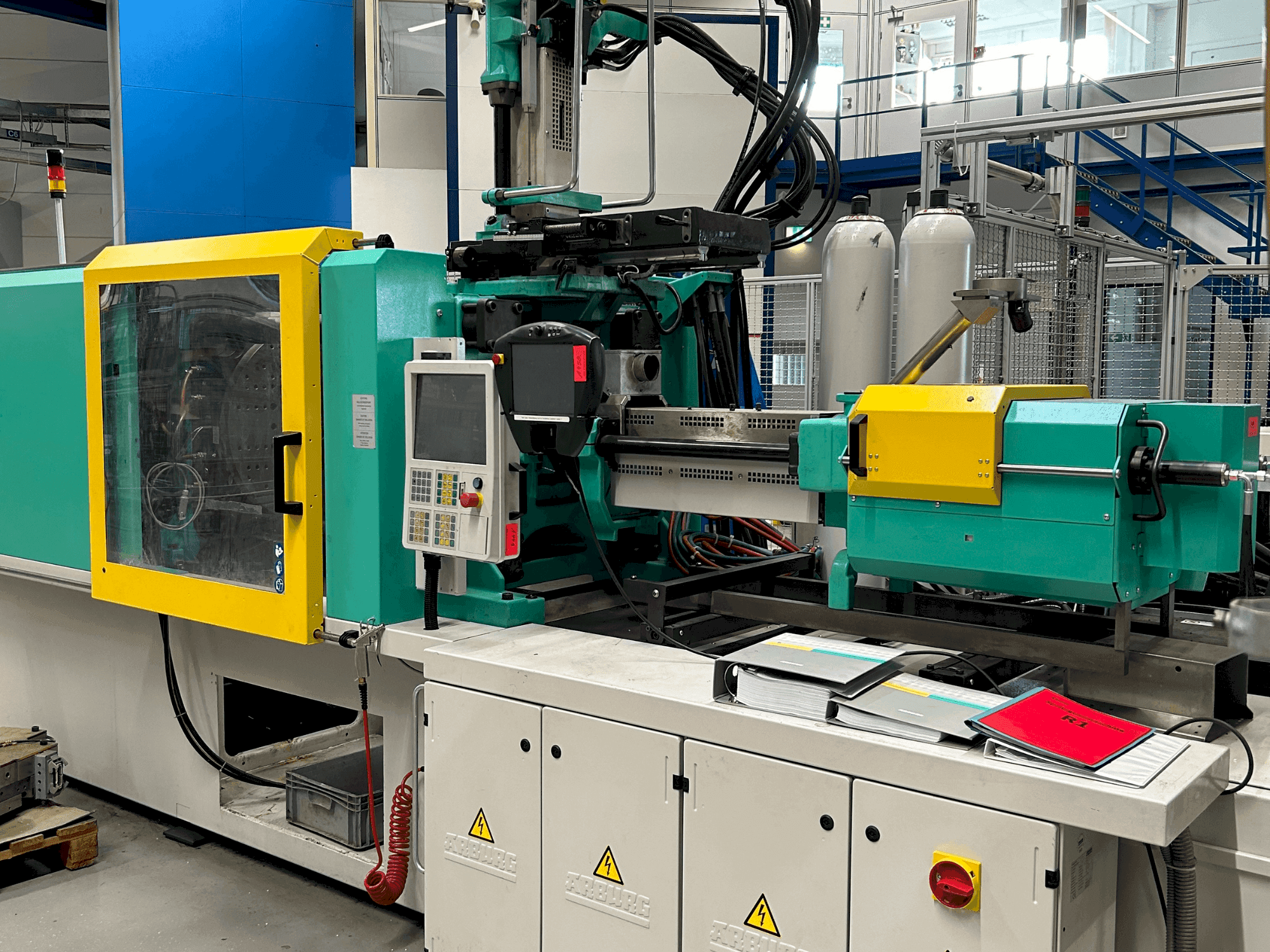 Vue de face de la machine Arburg 570S 2200-400/170