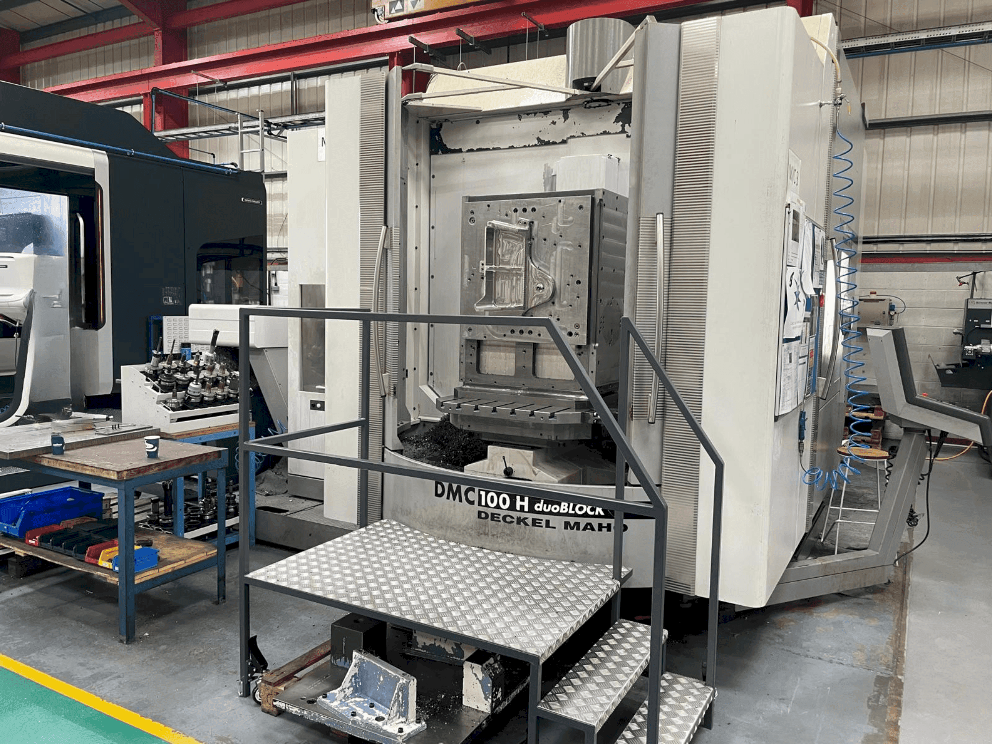 Vue de face de la machine DMG DECKEL MAHO DMC 100H duoBLOCK