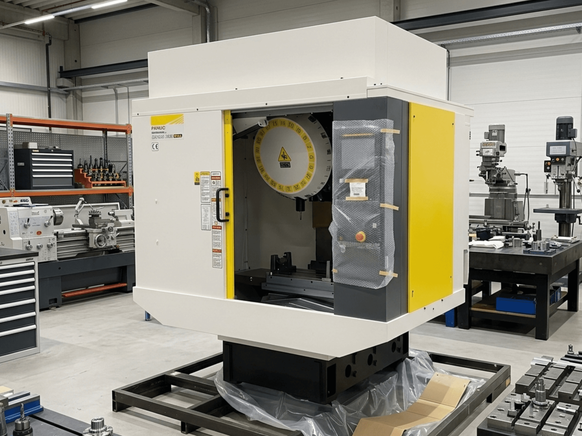 Centre d'usinage vertical FANUC Robodrill Alpha D21LIB5 Plus en vue latérale, montrant le panneau de commande et la zone de travail.
