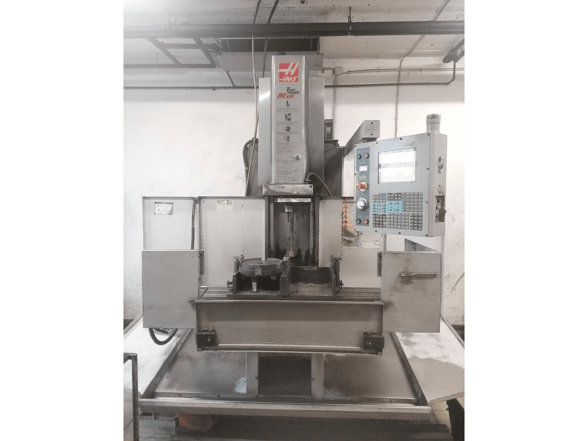 Vue de face de la machine HAAS TM2-HE